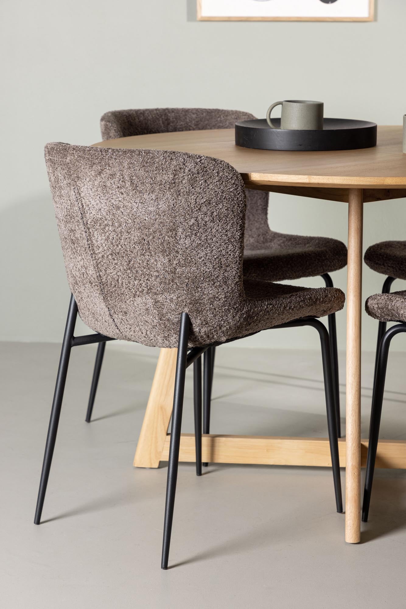 Stilvolles Yadikon Esszimmerset: Robuster Kautschukholztisch mit eleganten Stahlbeinen und bequemen grauen Stühlen für einladende Essmomente.