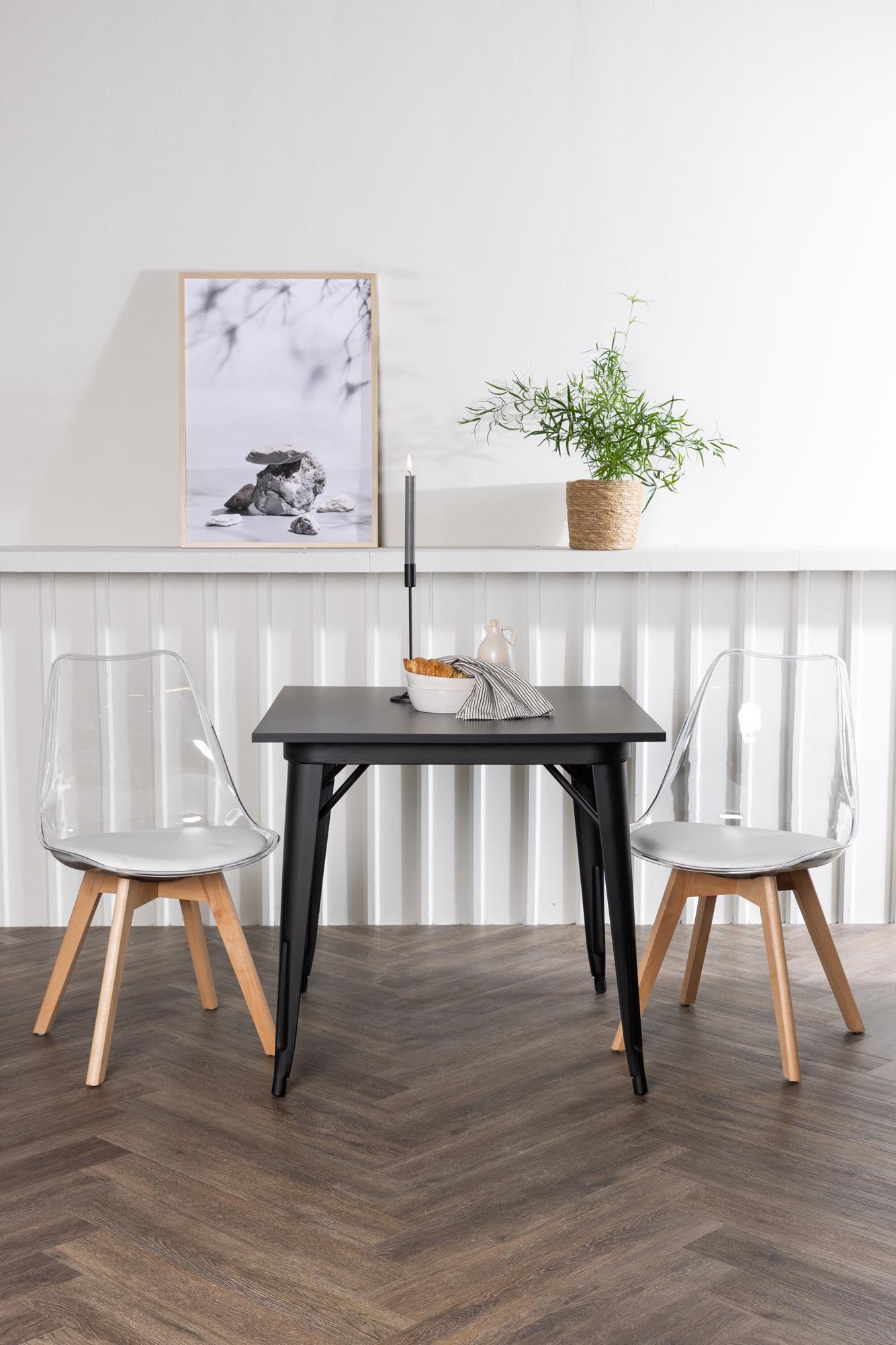 Esszimmerset Tempe: Quadratischer Tisch (80x80 cm) aus schwarzem MDF, kombiniert mit Edvin-Stühlen. Modern, komfortabel und langlebig.