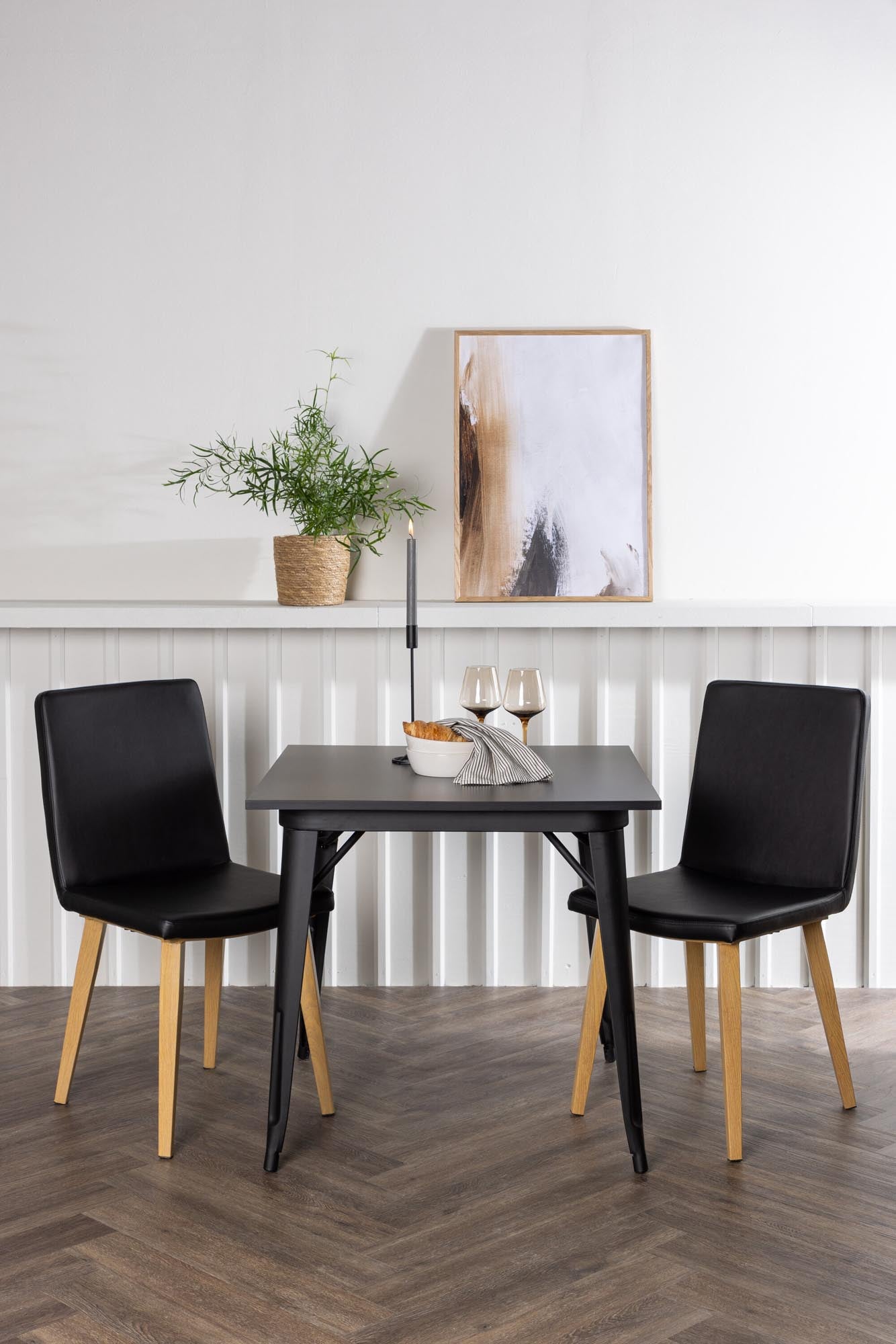 Stilvolles Esszimmerset von Venture Home: Quadratischer Tisch (80x80 cm) und 2 komfortable Stühle, perfekt für gesellige Abende in modernem Ambiente.