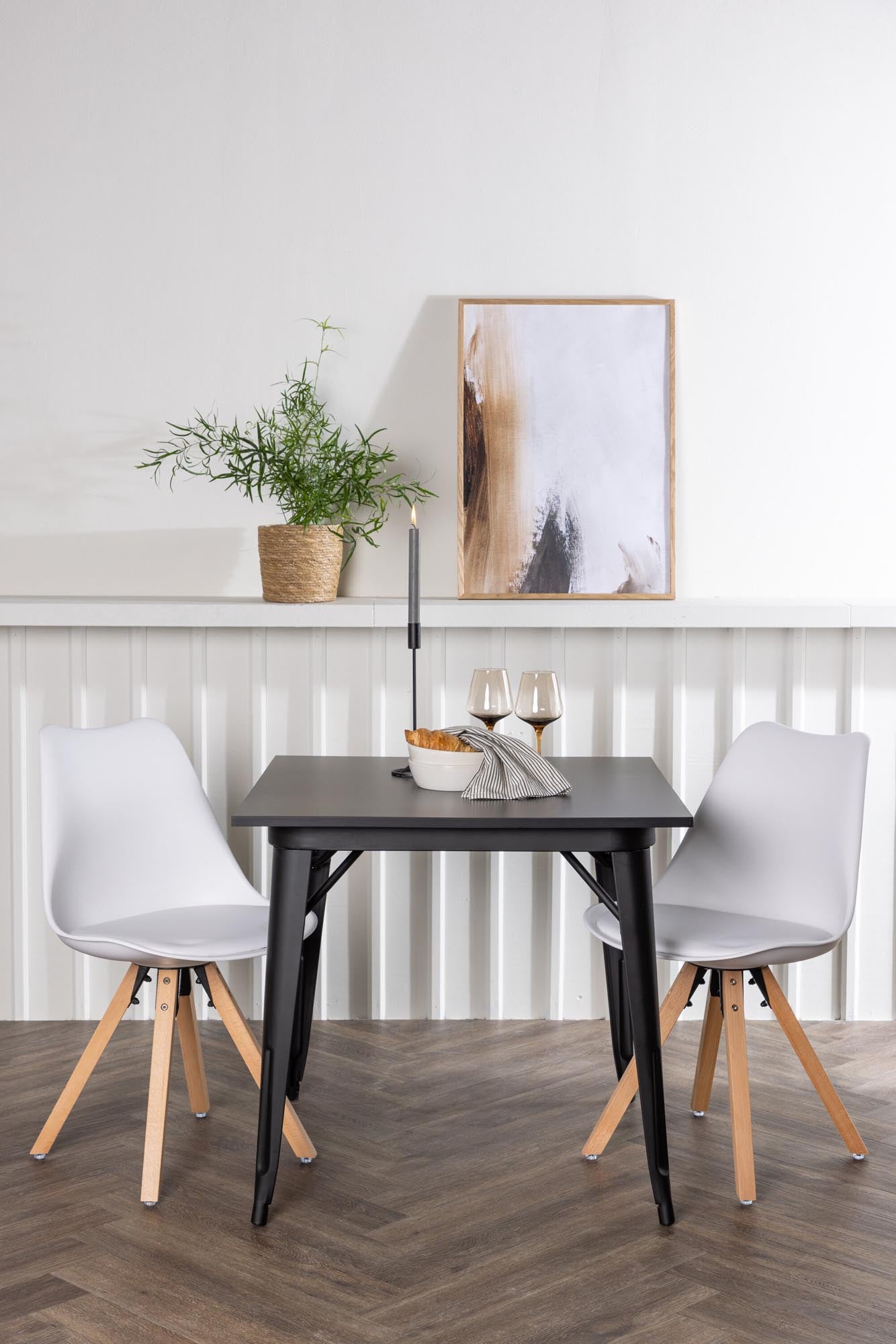 Erleben Sie das moderne Tempe Esszimmerset mit einem 80x80 cm großen Tisch und bequemen Zeno-Stühlen. Ideal für stilvolle Esszimmer und gesellige Runden.