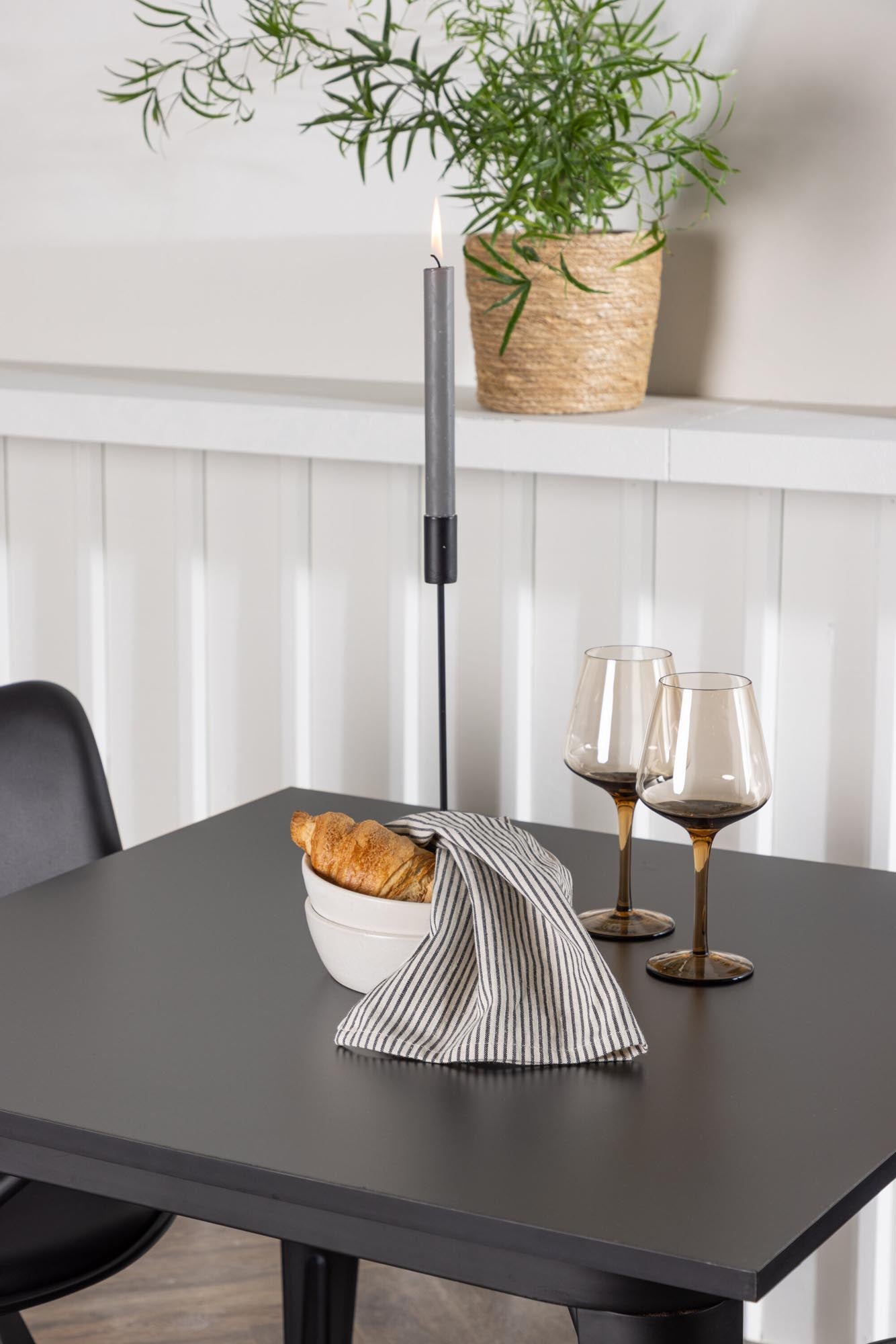 Stilvolles Esszimmerset Tempe mit quadratischem Tisch und Zeno Stühlen. Ideal für gesellige Runden und modernes Wohnen.