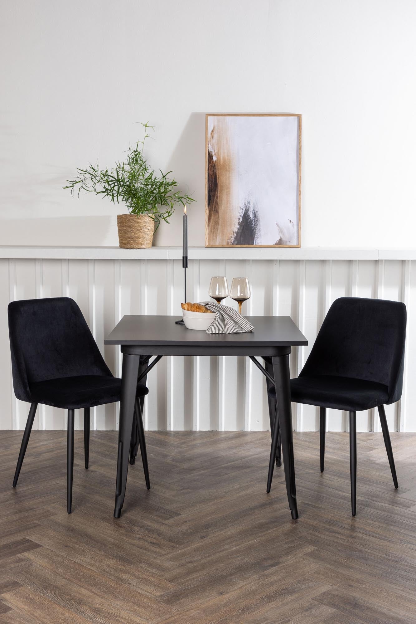 Stilvolles Tempe Esszimmerset: 80x80 cm Tisch, schwarze MDF-Platte, robuste Stahlbeine, bequeme Samtstühle. Ideal für kleine Räume.