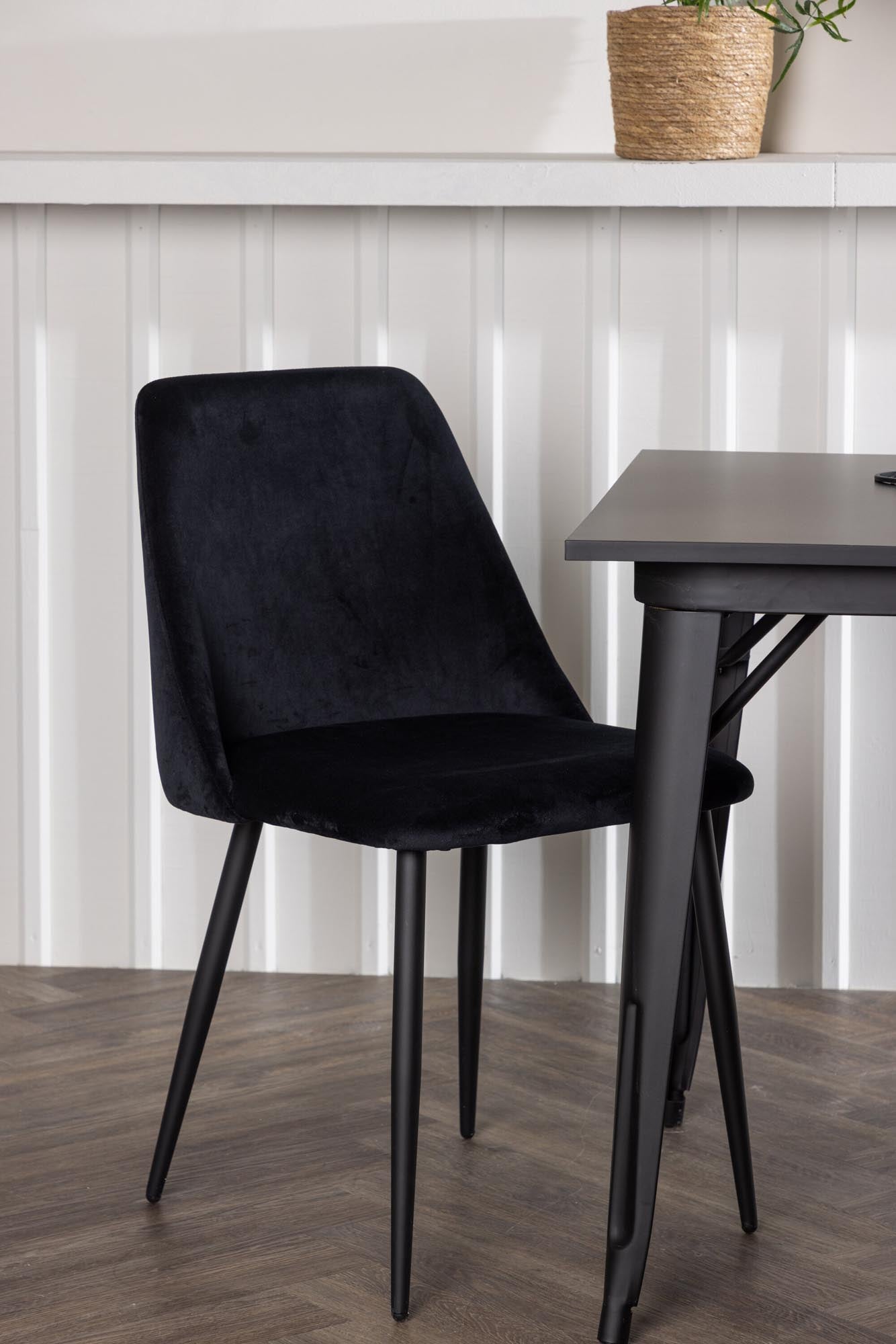 Entdecken Sie das elegante Tempe Esszimmerset mit 80 cm Tisch und stilvollen Samtstühlen. Perfekt für kleine Essbereiche und gemütliche Mahlzeiten.