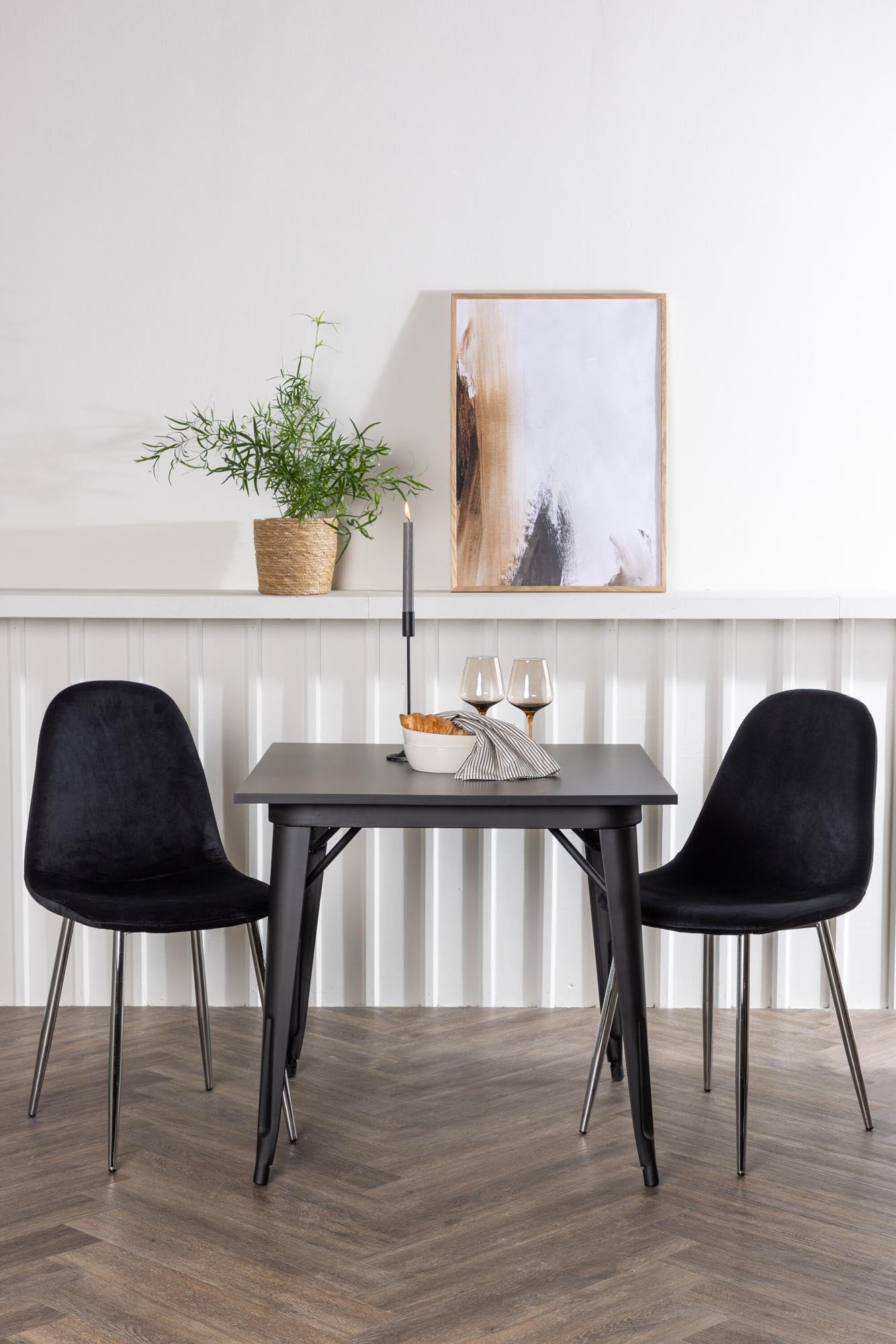 Entdecken Sie das elegante Tempe Esszimmerset mit 80 cm Tisch und komfortablen Polar-Stühlen. Perfekt für gesellige Abende und kleine Räume.