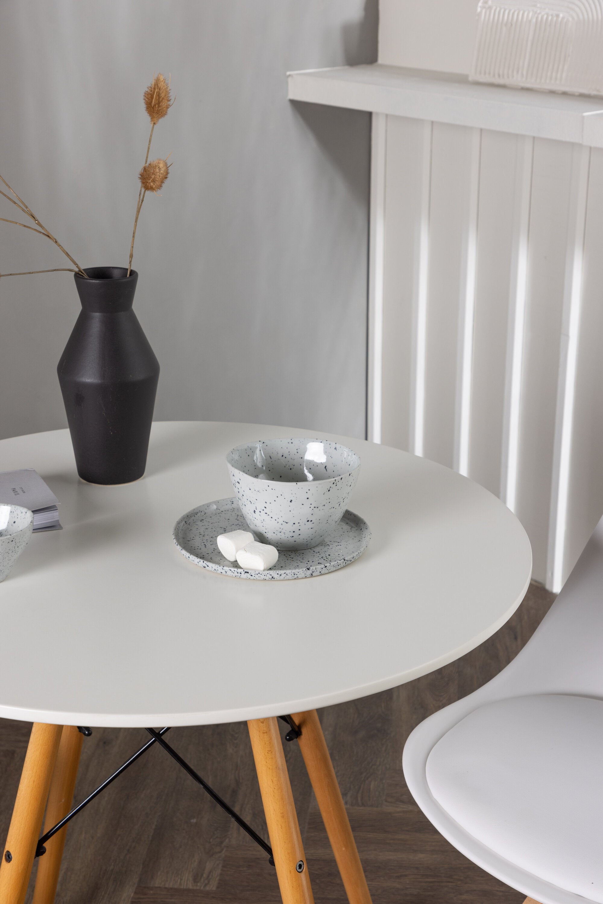 Danburi Esszimmerset + Zeno ⌀60cm/2St. in Natur, Weiss präsentiert im Onlineshop von KAQTU Design AG. Esszimmerset ist von Venture Home