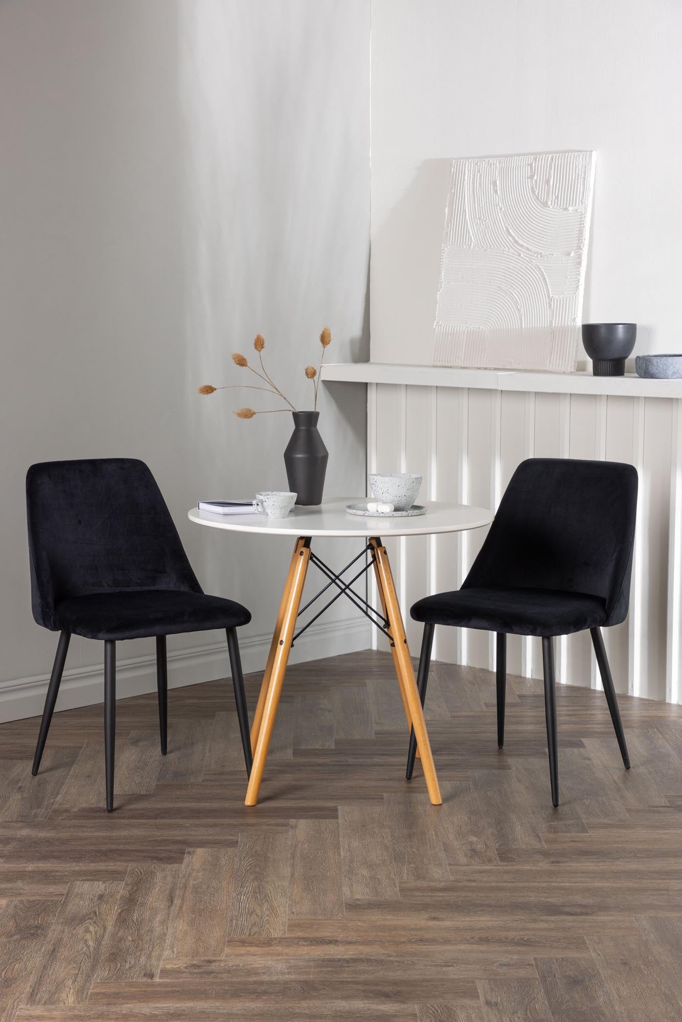 Elegantes Danburi Esszimmerset von Venture Home: runder Tisch mit 60 cm Durchmesser und 2 luxuriösen Samt-Stühlen für stilvolle Esszimmer.