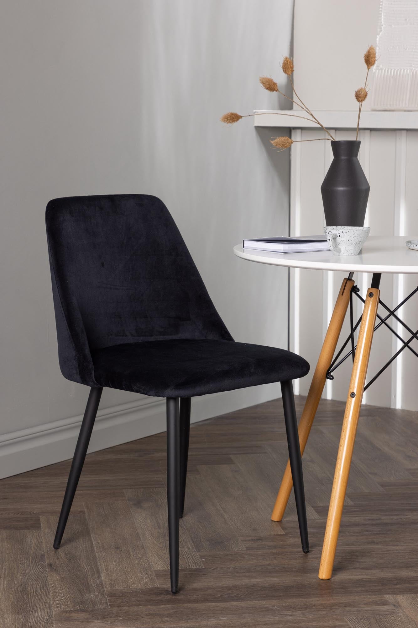 Stilvolles Danburi Esszimmerset von Venture Home: runder 60 cm Tisch und 2 gepolsterte Samt-Stühle für ein modernes Esszimmer-Ambiente.