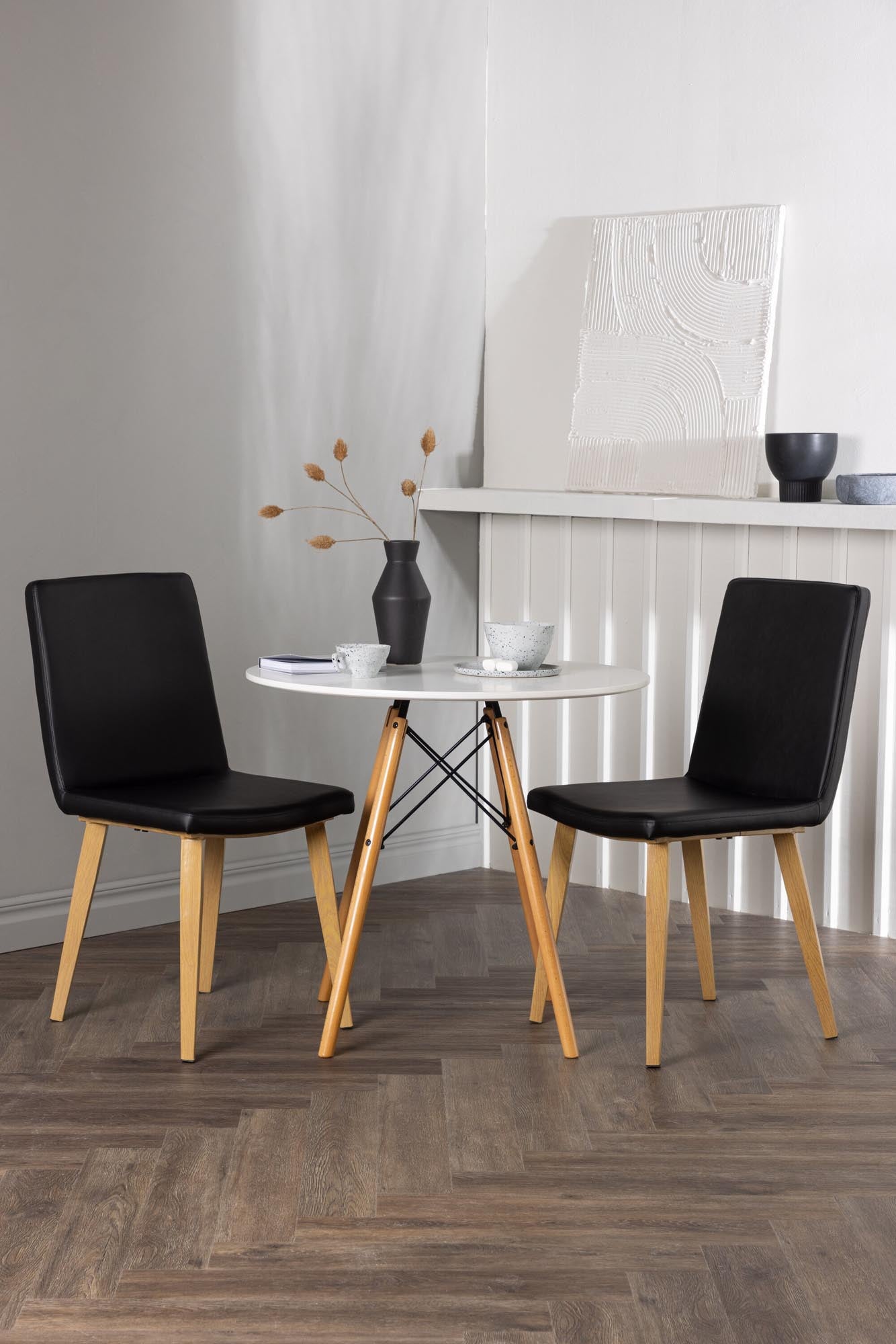 Entdecken Sie das Danburi Esszimmerset von Venture Home: runder Tisch mit MDF-Oberfläche und Buchenholzbeinen, ergänzt durch komfortable Kunstlederstühle. Perfekt für kleine Essbereiche!