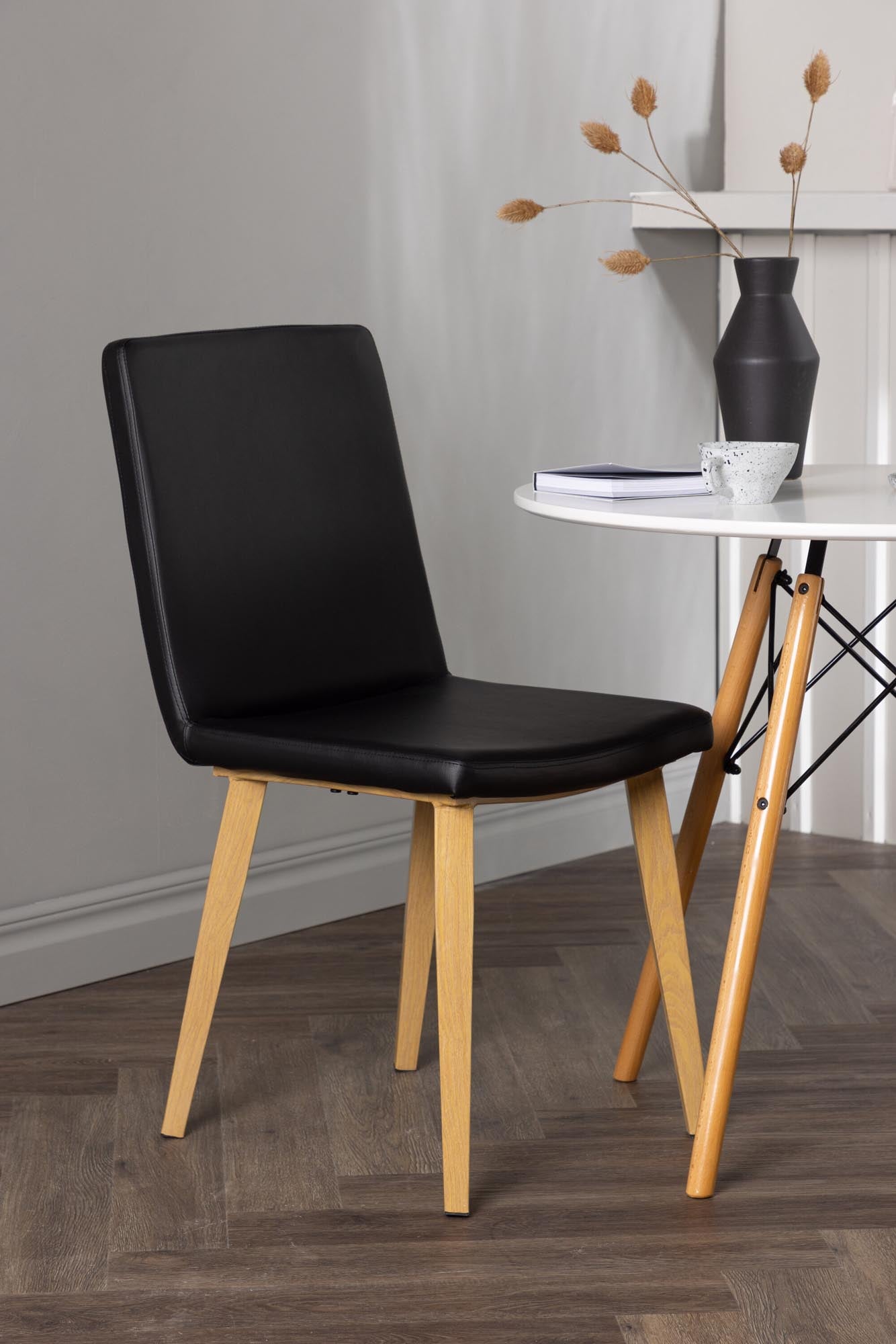 Stylisches Danburi Esszimmerset von Venture Home: eleganter runder Tisch mit pflegeleichter MDF-Oberfläche und stabilen Buchenholzbeinen, ideal für kleine Essbereiche.