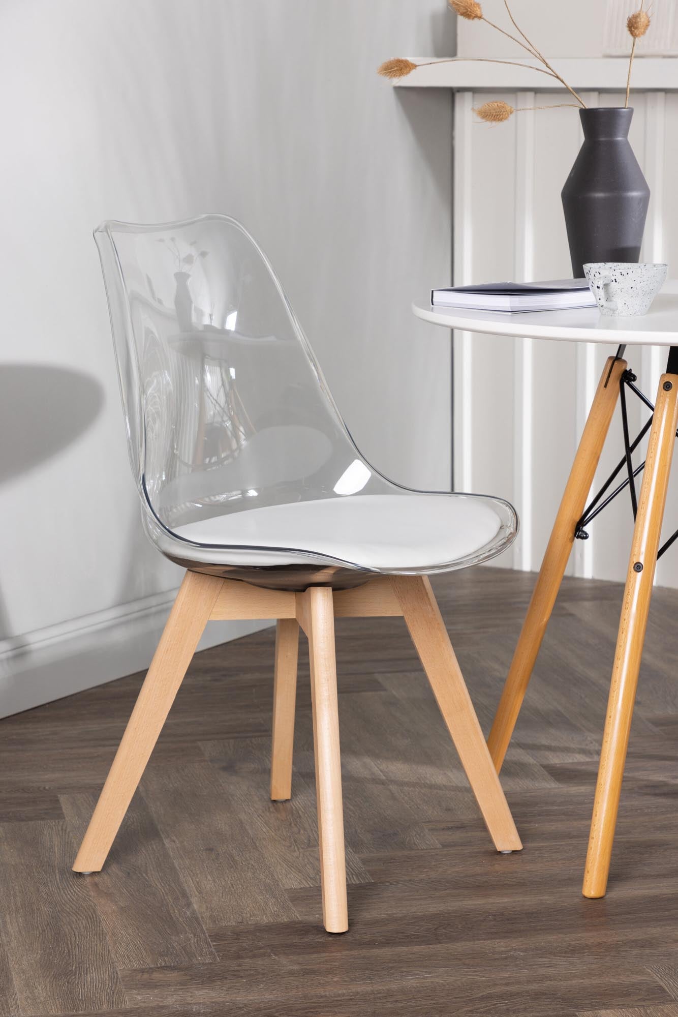 Stilvolles Danburi Esszimmerset mit kompaktem Edvin Tisch, 2 Stühle.