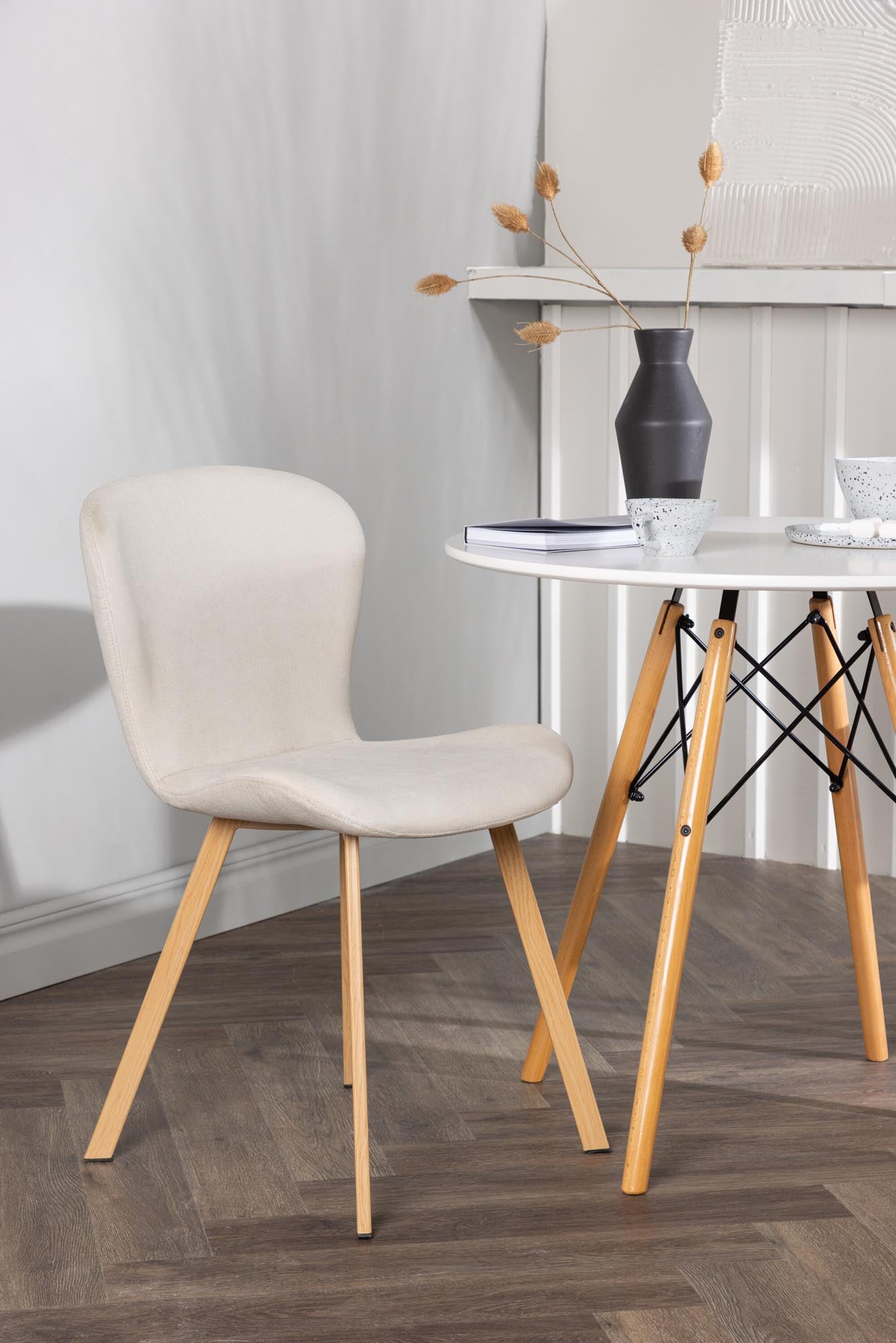 Kompaktes Danburi Esszimmerset mit Lilja Tisch, perfekt für moderne Räume.