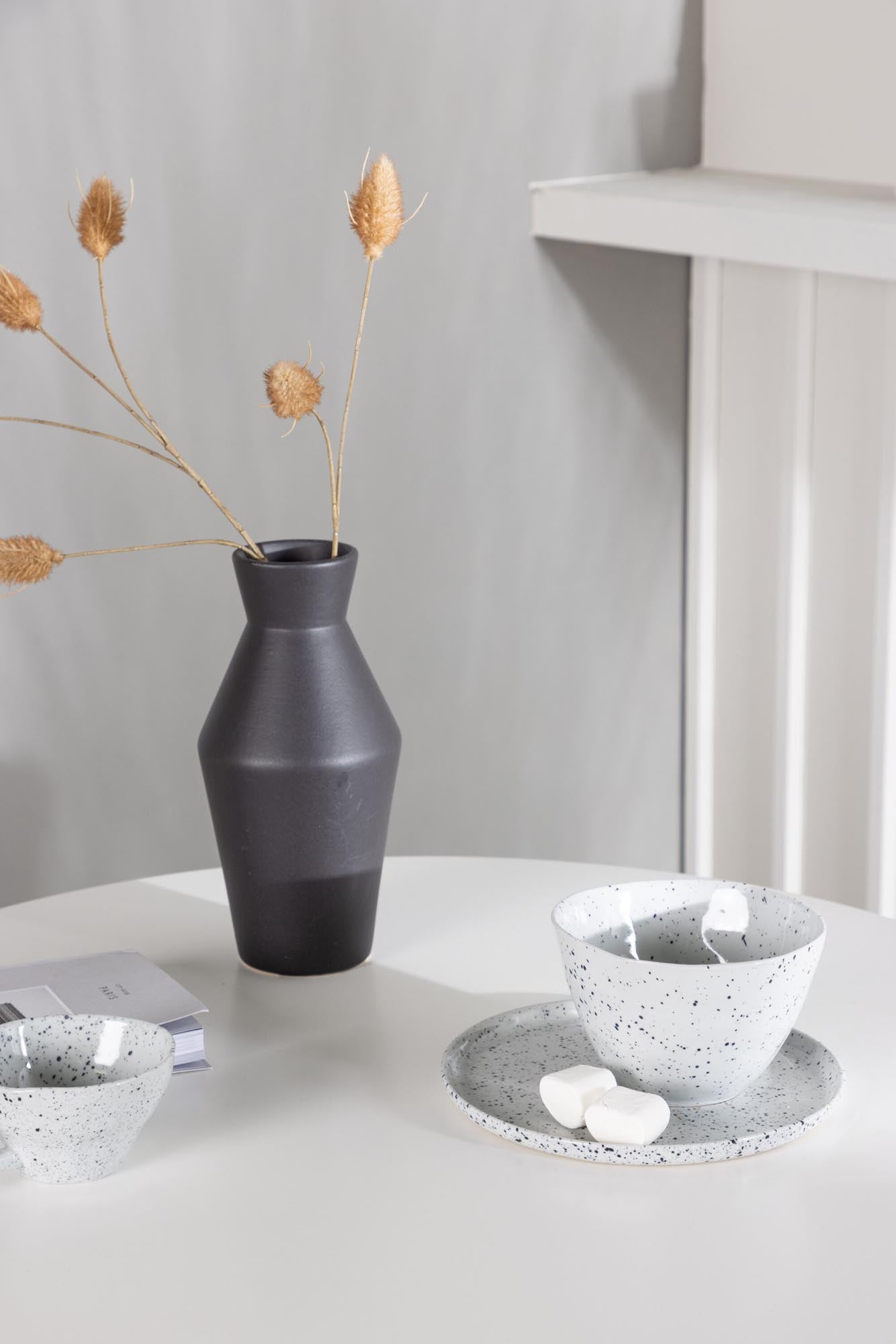 Stilvolles Danburi Set mit Lilja Tisch, ideal für urbane Essbereiche.