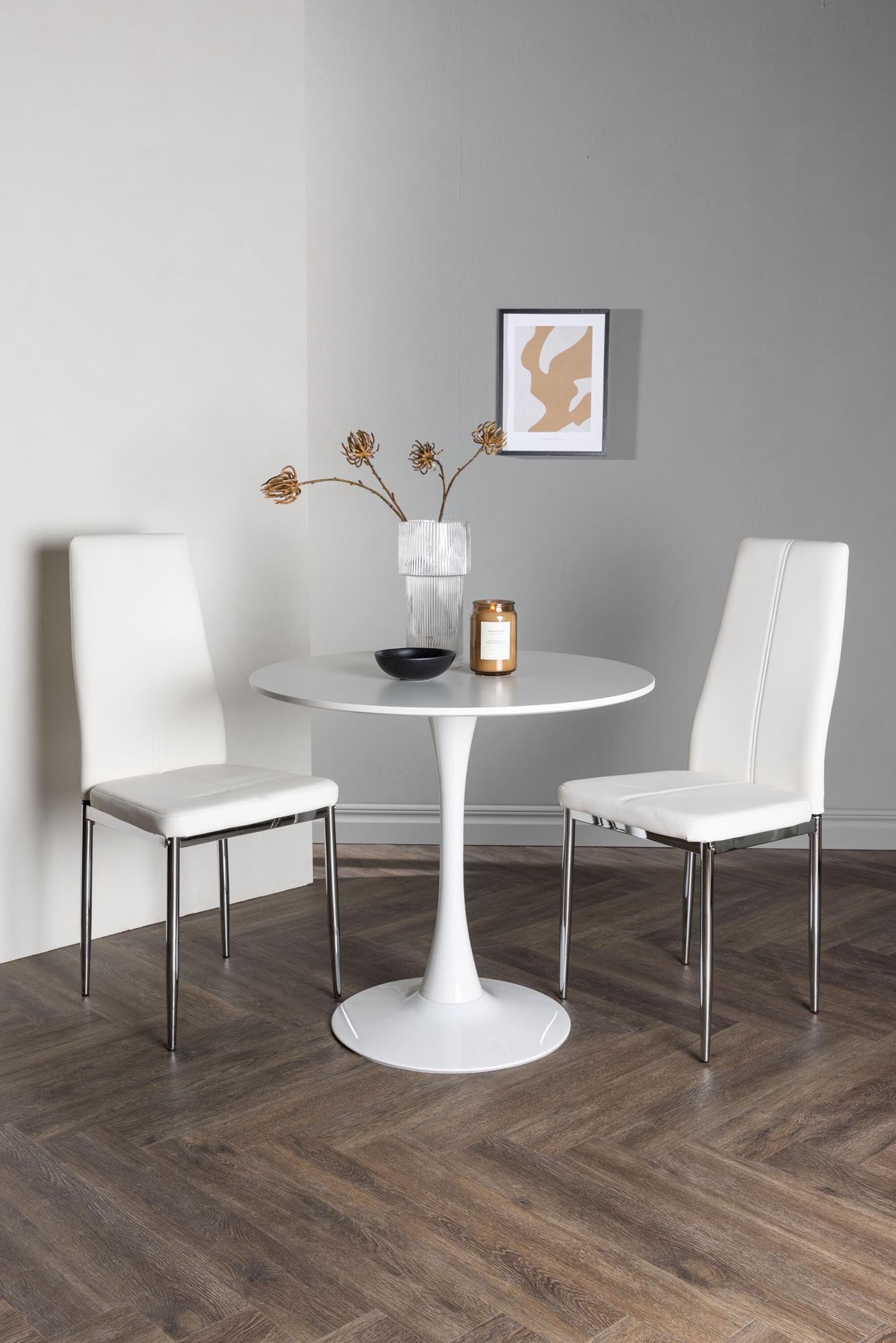 Stilvolles Esszimmerset mit elegantem runden Tisch und bequemen Stühlen, perfekt für gemütliche Mahlzeiten in kleinen Küchen.