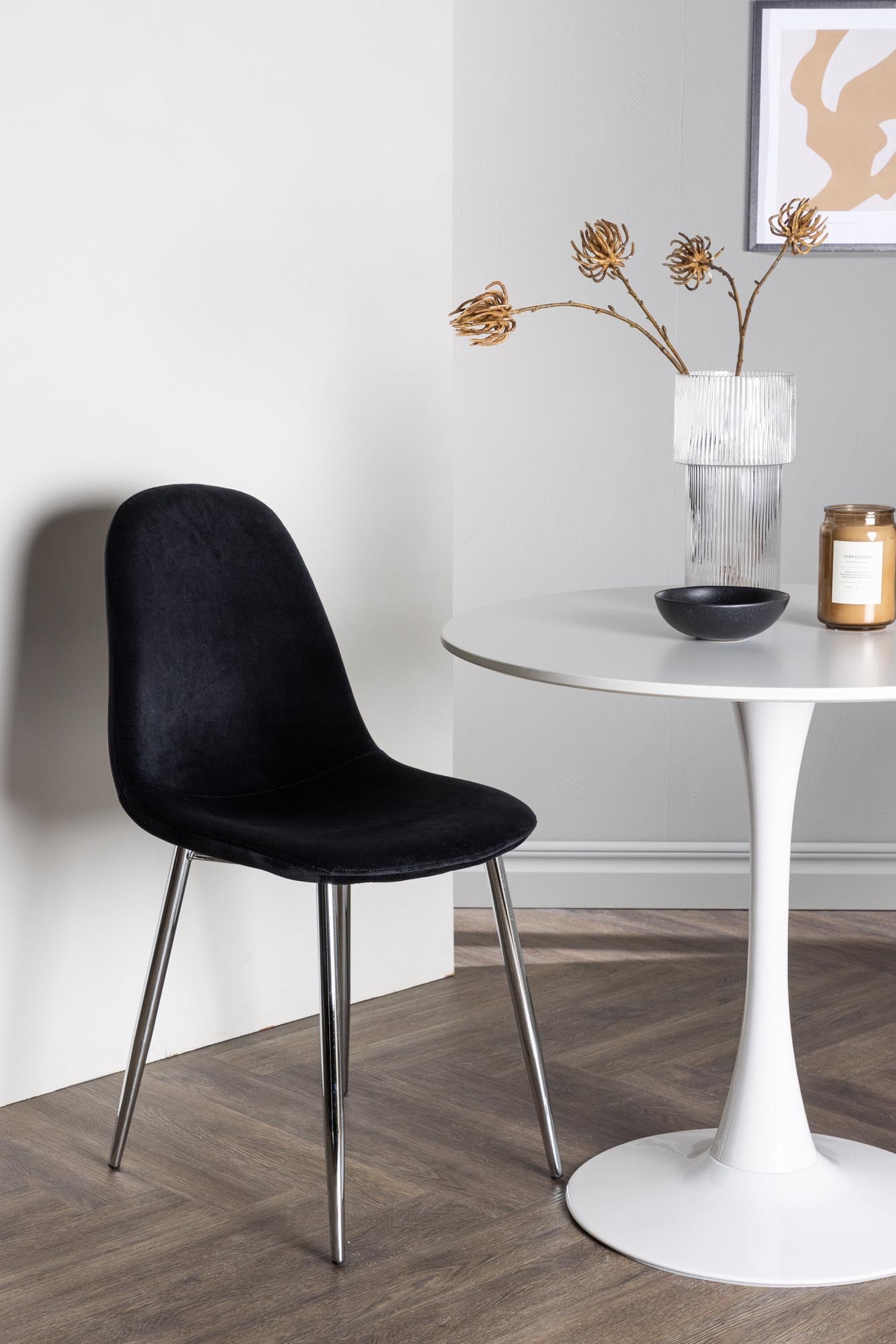 Stilvolles Esszimmerset: Runder Tisch aus hochwertigem MDF mit Trompetenfuss und 2 bequemen Samtstühlen, perfekt für gemütliche Abendessen.