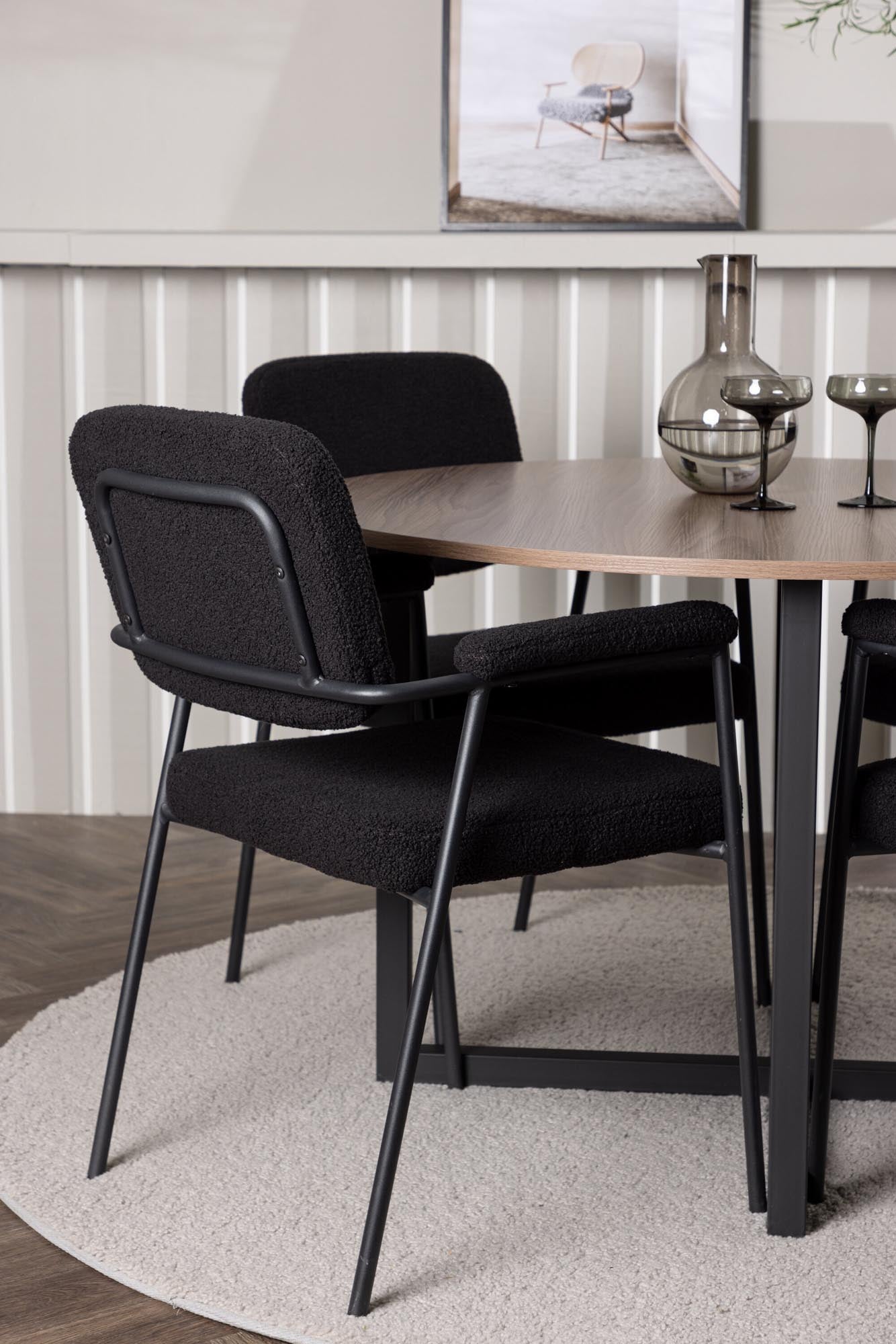 Modernes Esszimmerset mit stilvollem Esstisch und bequemen Stühlen, ideal für gesellige Dinner-Momente und skandinavisches Wohndesign.