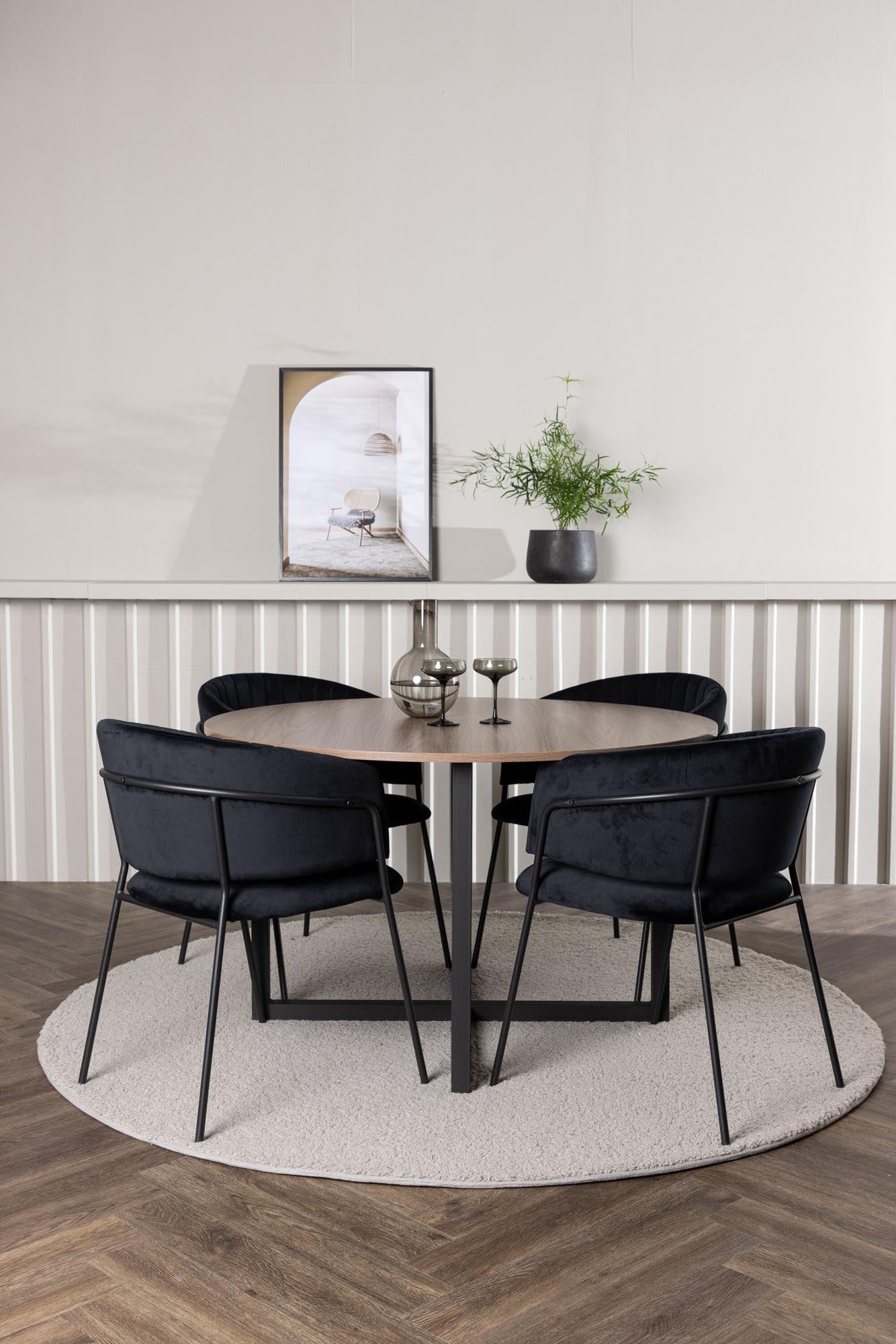 Erleben Sie das Durango Esszimmerset + Selma ⌀120cm/4St. von Venture Home – eine harmonische Verbindung aus modernem Stil und Komfort. Der runde Tisch mit MDF-Oberfläche und eleganten Metallbeinen sorgt für eine warme Atmosphäre, während die luxuriösen Samt-Stühle mit ergonomischem Design perfekten Sitzkomfort bieten. Ideal für stilvolle Dinnerabende!