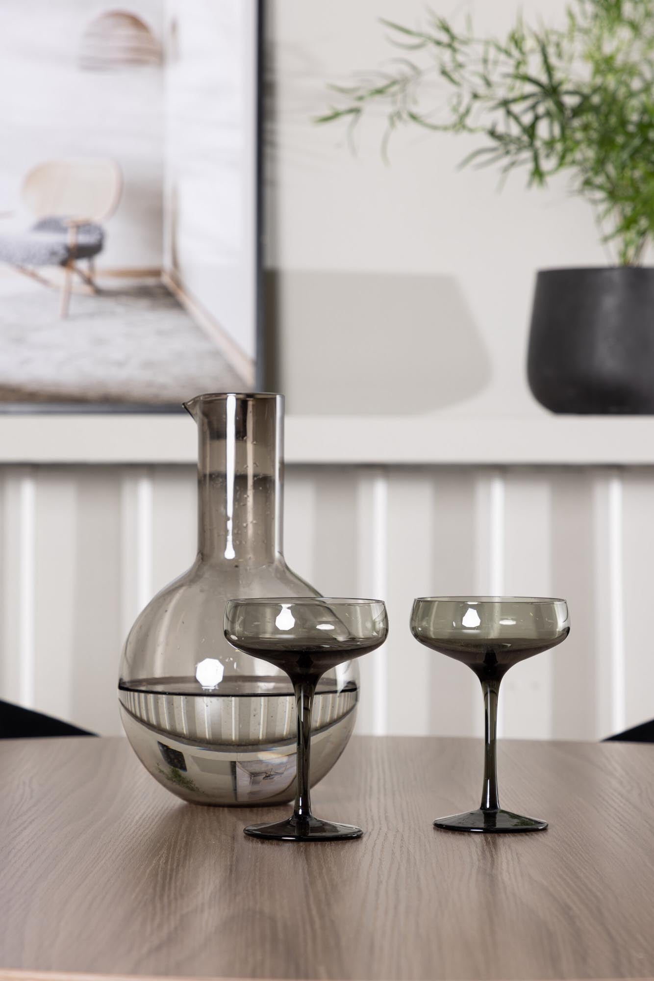 Erleben Sie mit dem Durango Esszimmerset + Selma ⌀120cm/4St. von Venture Home stilvolle Abendessen in modernem Design. Der runde Tisch mit MDF-Oberfläche und eleganten Metallbeinen kombiniert Komfort und Ästhetik. Die gepolsterten Selma-Stühle bieten ergonomischen Sitzkomfort und verleihen Ihrem Essbereich einen Hauch von Luxus.