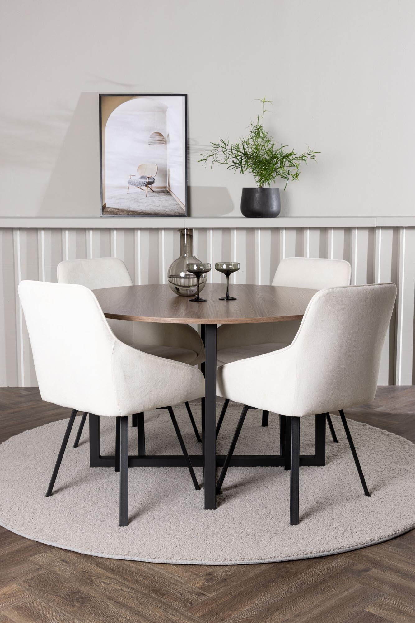 Skandinavisches Esszimmerset: Runder Tisch (120 cm) in Walnussoptik, stilvolle Rosie Stühle mit beigem Bezug, ideal für gesellige Runden.