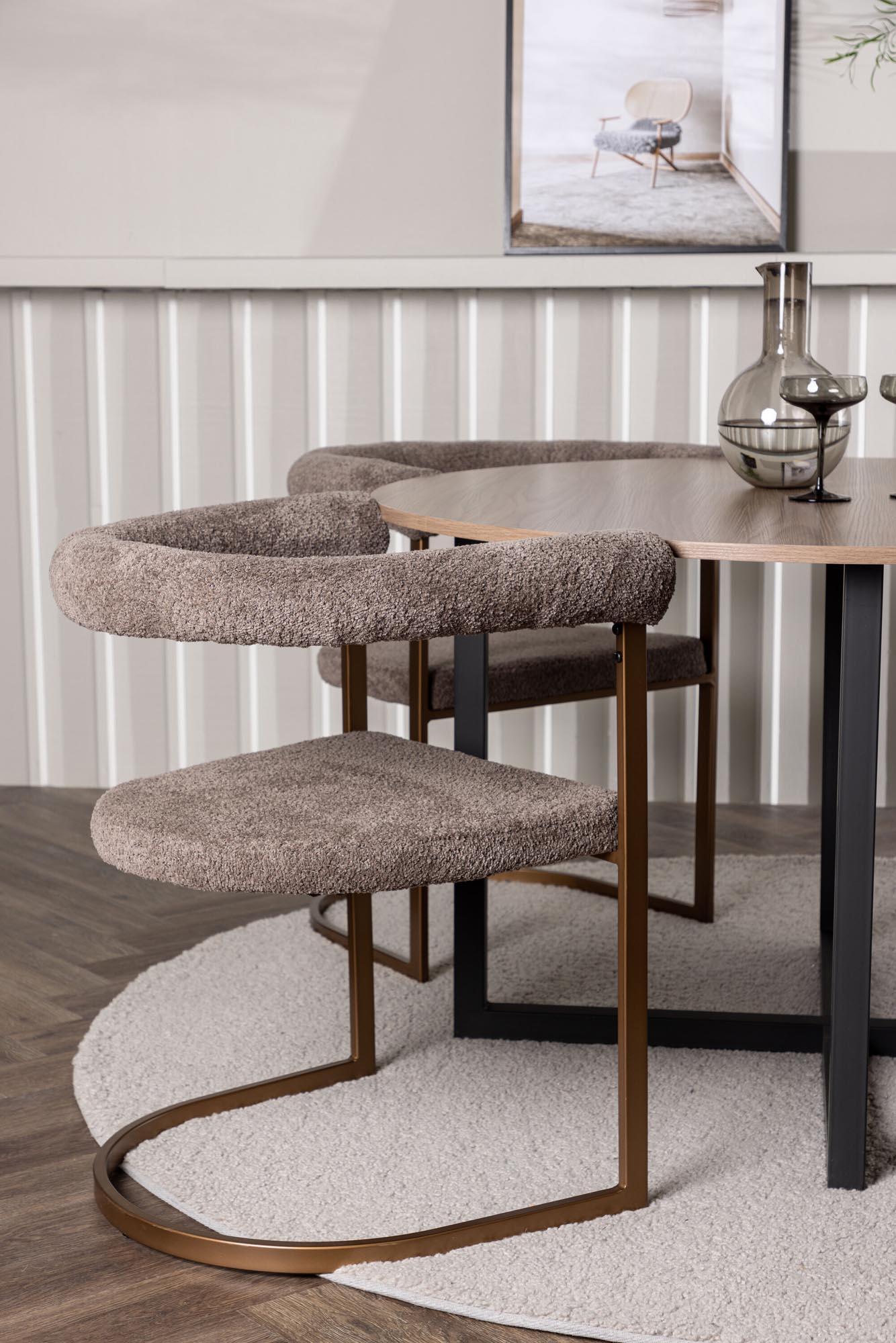 Elegantes Esszimmerset für stilvolle Mahlzeiten zu viert.