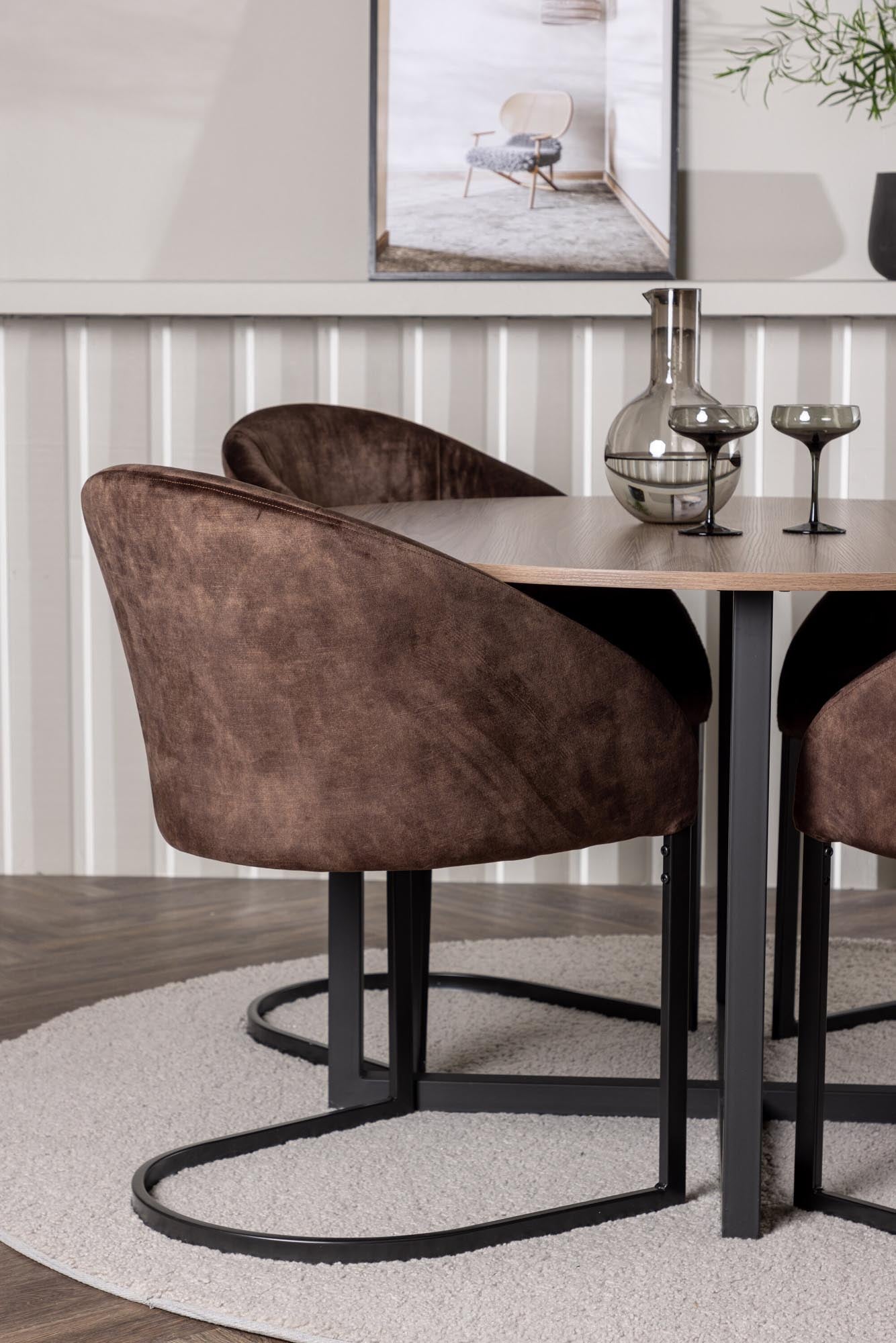 Entdecken Sie das Durango Esszimmerset + Evening: Ein harmonisches Zusammenspiel aus skandinavischem Design und nostalgischen Akzenten für Ihr Esszimmer.