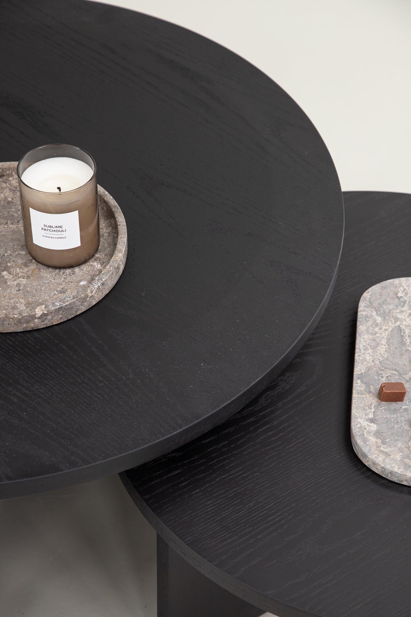 Entdecken Sie den Saltö Coffee Tisch von Venture Home: Elegante, langlebige Tische in zwei Größen für vielseitige Einsatzmöglichkeiten und stilvolle Akzente.