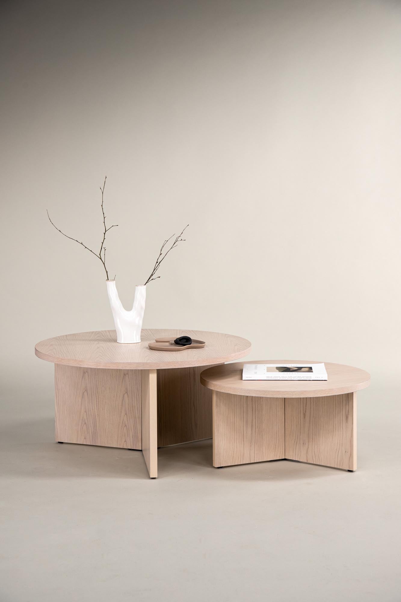 Entdecken Sie den Saltö Coffee Tisch von Venture Home: Elegante, langlebige Tische in zwei Größen für vielseitige Einsatzmöglichkeiten und stilvolle Akzente.