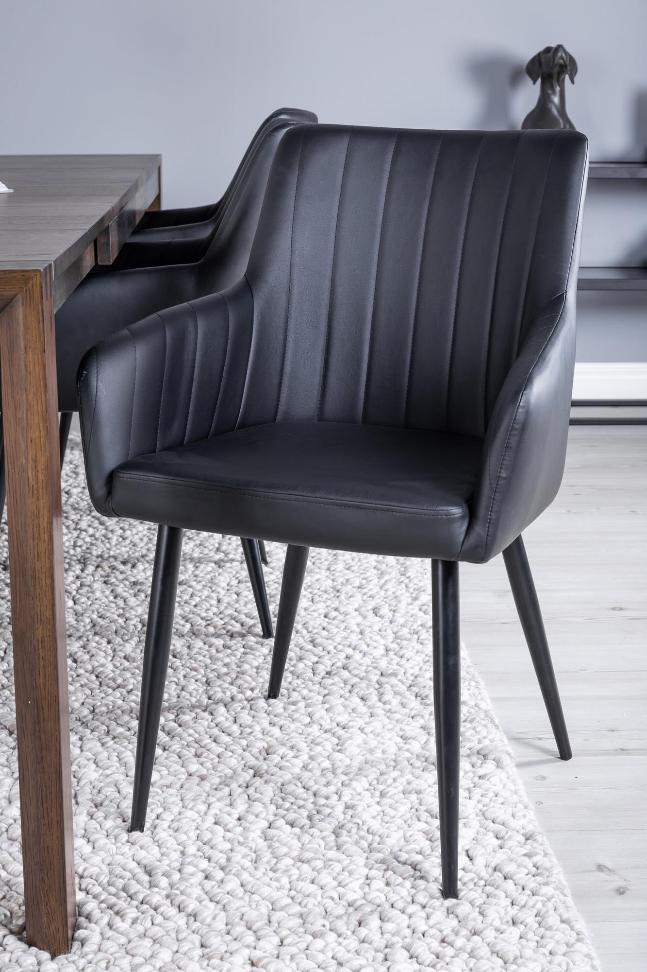 Stilvolles Esszimmer Set Slider mit bequemen Stühlen von Venture Home.