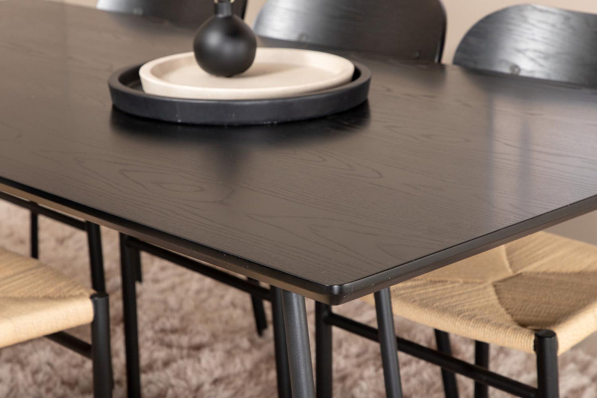 Esszimmer Set Petra mit Stuhl Polly von Venture Home: schwarzer Tisch aus MDF und Furnier mit sechs Stühlen mit Seilbespannung in Natur.