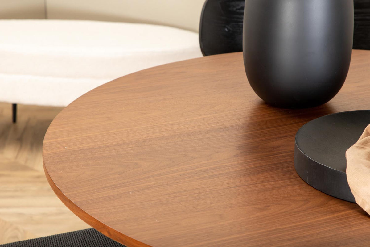 Rundes Esszimmerset Bianca mit Stuhl Polly: Tisch aus MDF und Furnier in Walnuss, vier schwarze Stühle mit Metallbeinen und Seilsitzen.