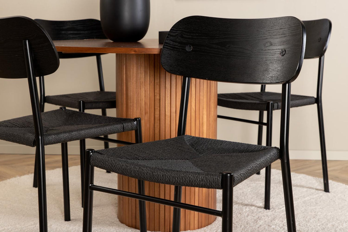 Rundes Esszimmerset Bianca mit Stuhl Polly: Tisch aus MDF und Furnier in Walnuss, vier schwarze Stühle mit Metallbeinen und Seilsitzen.