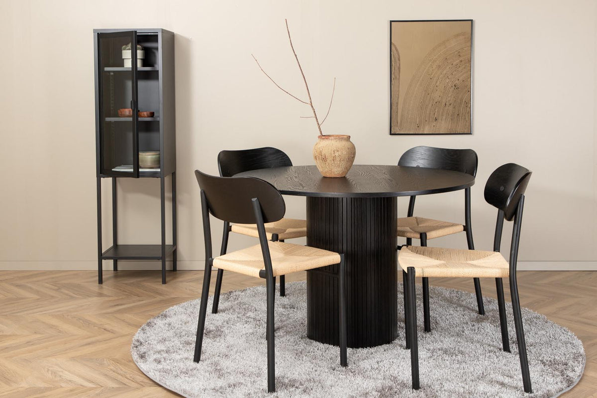 Rundes Esszimmerset Bianca mit Stuhl Polly: Tisch aus MDF und Furnier in Walnuss, vier schwarze Stühle mit Metallbeinen und Seilsitzen.