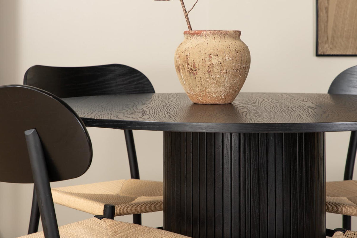 Rundes Esszimmerset Bianca mit Stuhl Polly: Tisch aus MDF und Furnier in Walnuss, vier schwarze Stühle mit Metallbeinen und Seilsitzen.