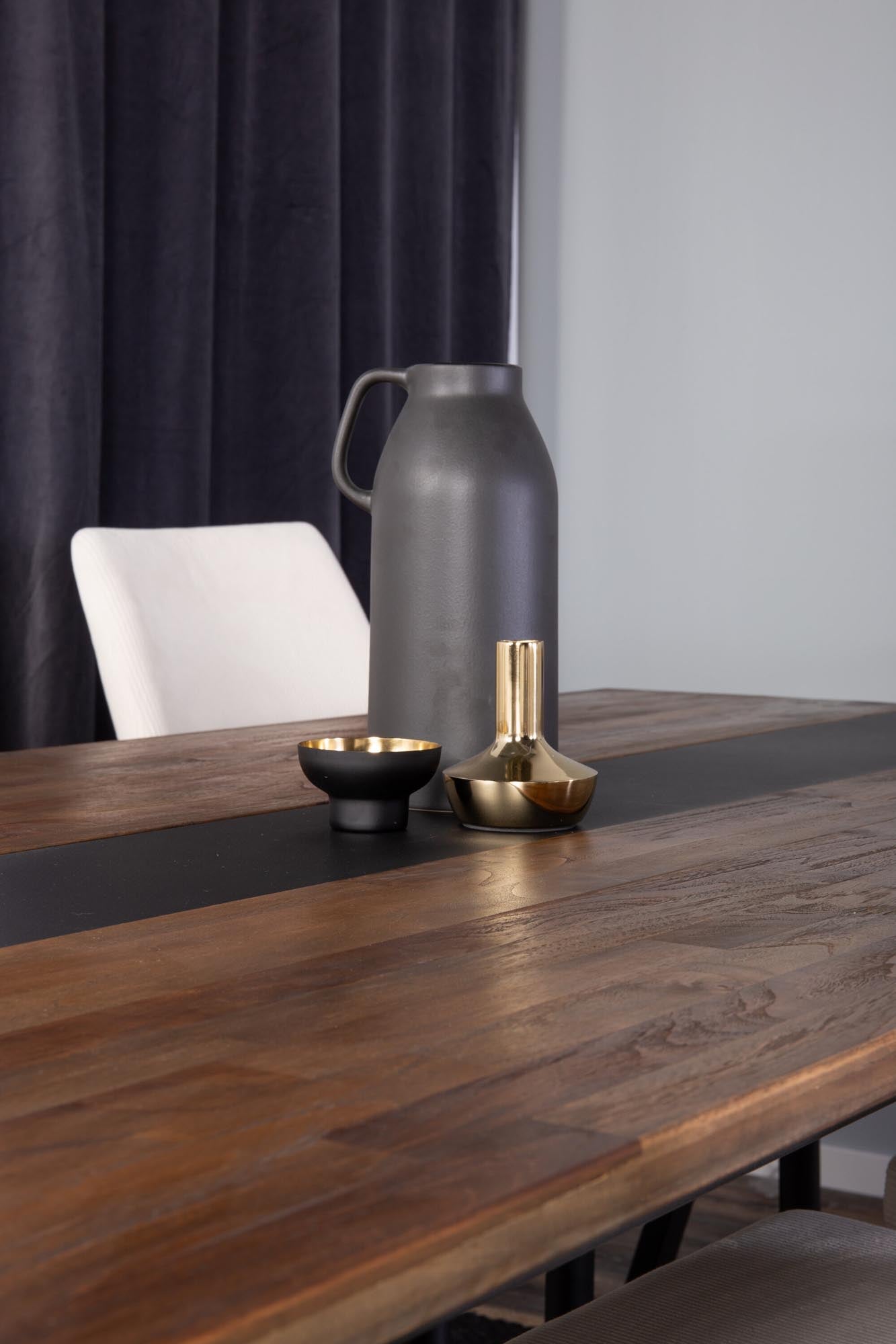 Elegantes Esszimmer Set Jakarta mit modernen Leone Stühlen.