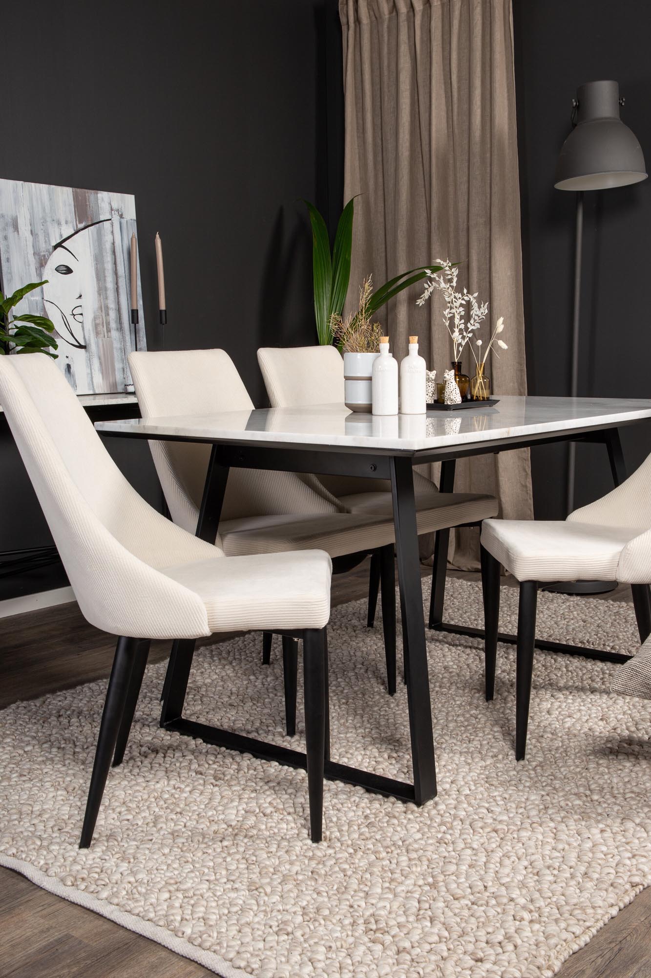 Stilvolles Esszimmer Set Estelle mit Stuhl Leone von Venture Home.