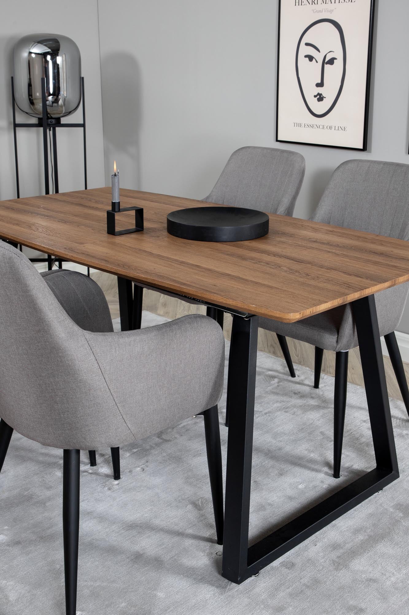 Modernes Inca Esszimmer Set mit ergonomischen Stühlen von Venture Home.