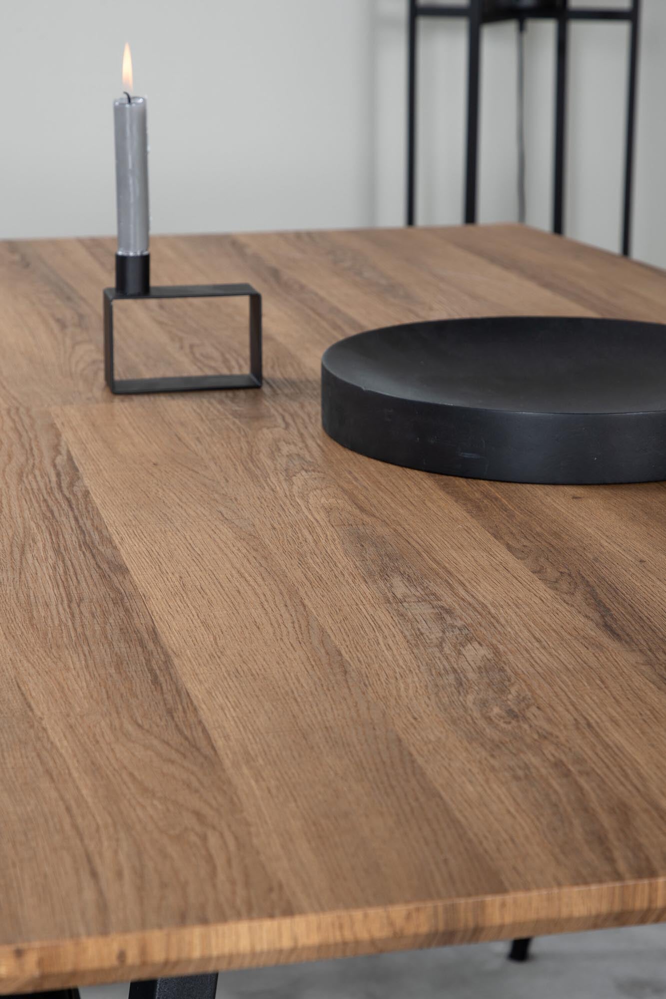 Elegantes Inca Esszimmer Set mit bequemen Stühlen von Venture Home.