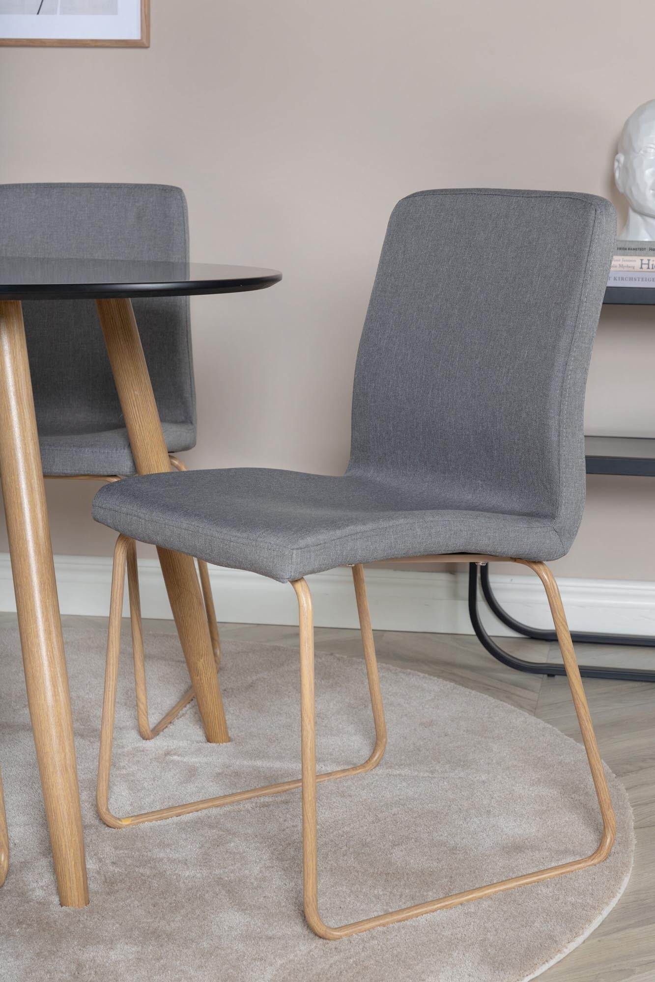 Modernes Esszimmer Set Plaza mit Mace Stühlen von Venture Home.