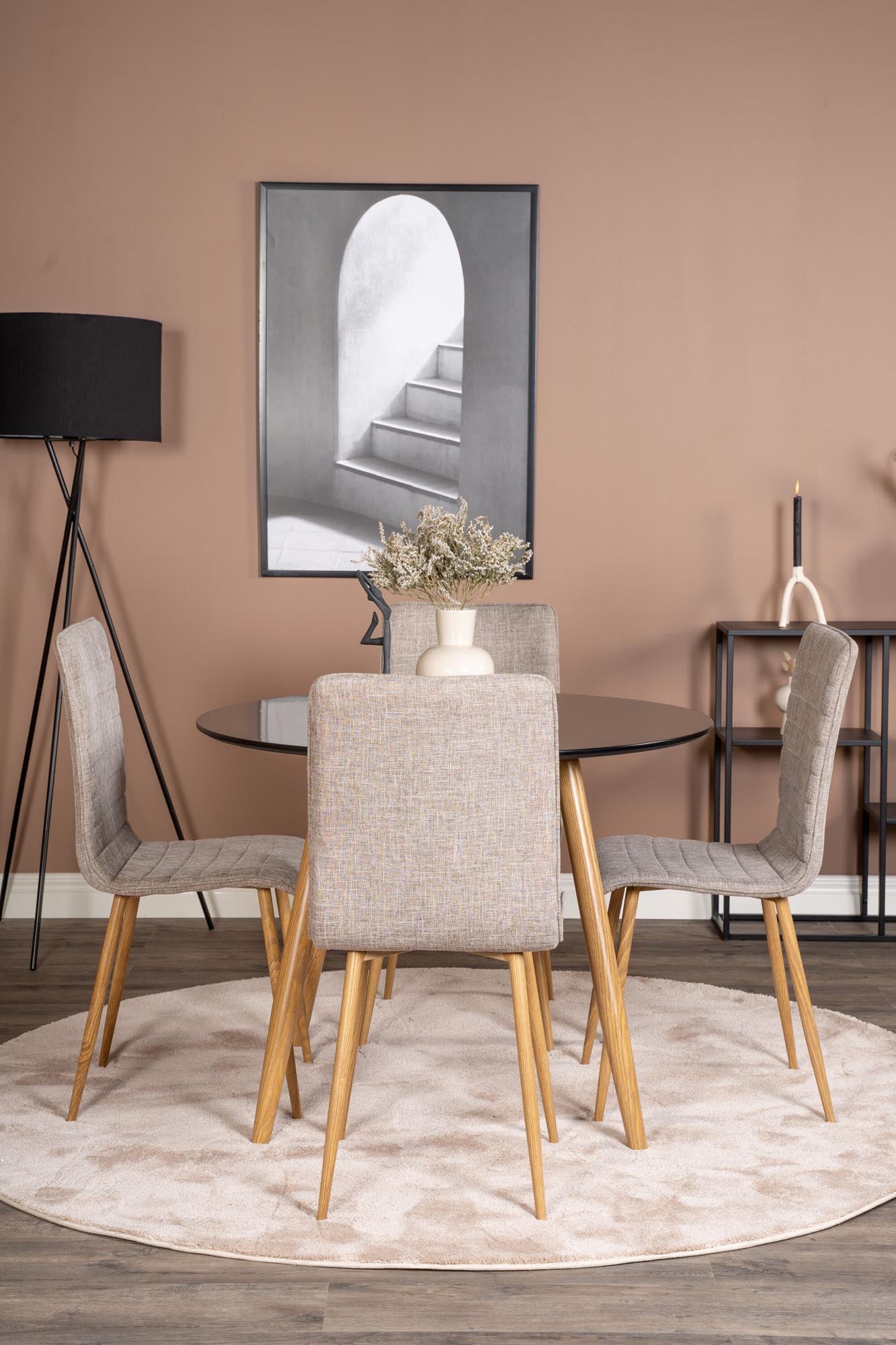 Elegantes Esszimmer Set Plaza mit komfortablen Windu Stühlen.