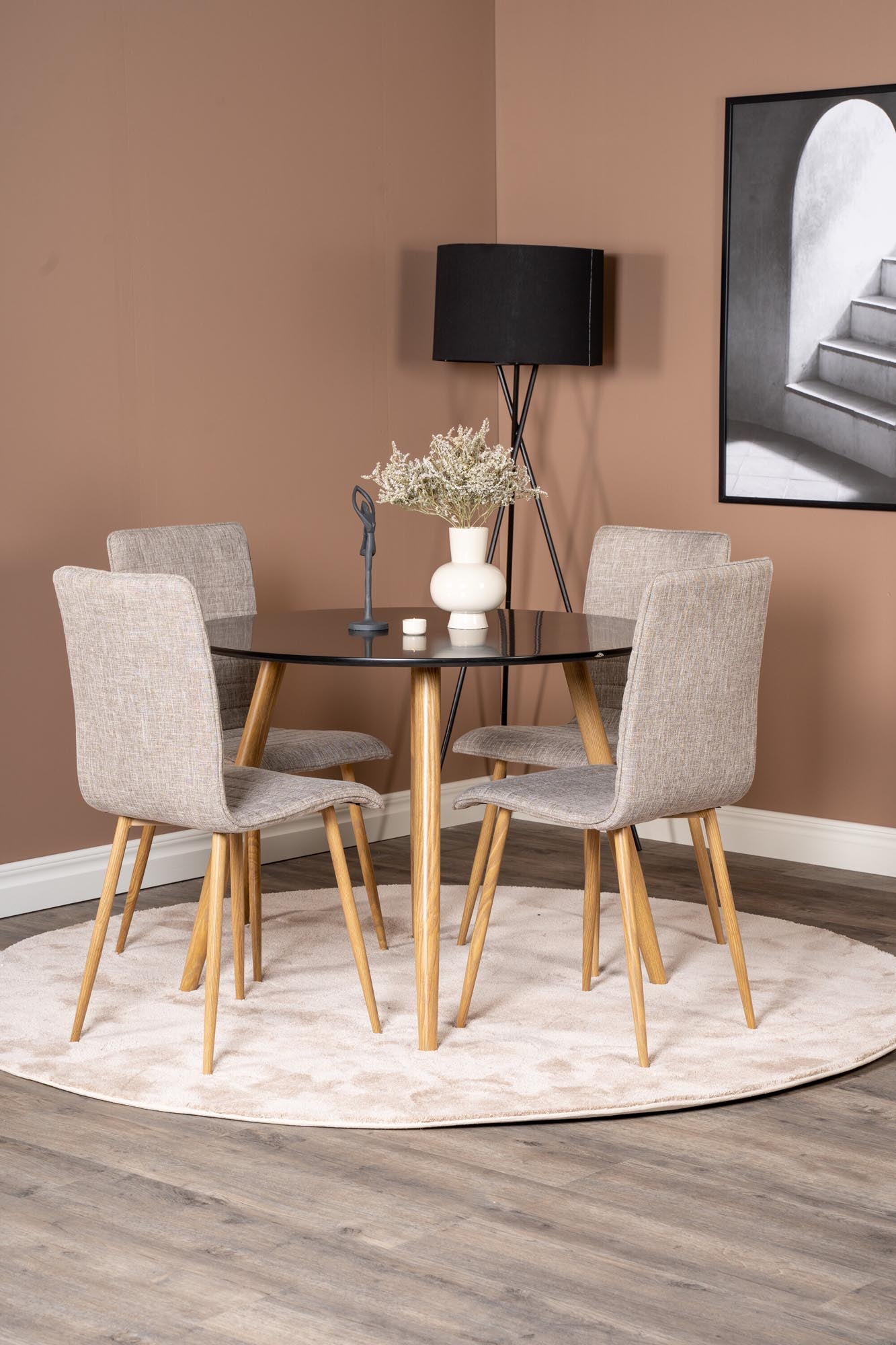 Modernes Esszimmer Set Plaza mit bequemen Windu Stühlen von Venture Home.