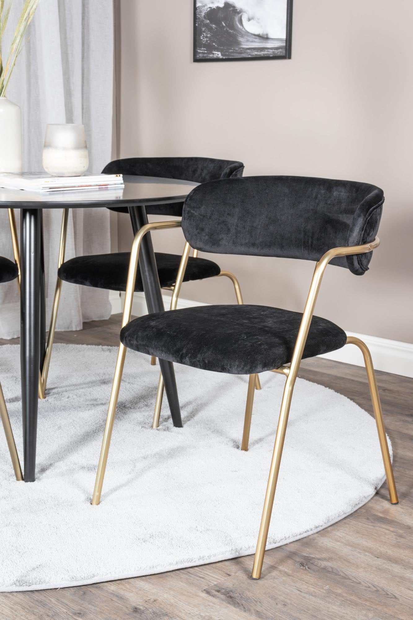 Esszimmer Set Plaza mit Arrow Stühlen von Venture Home, modern & chic.