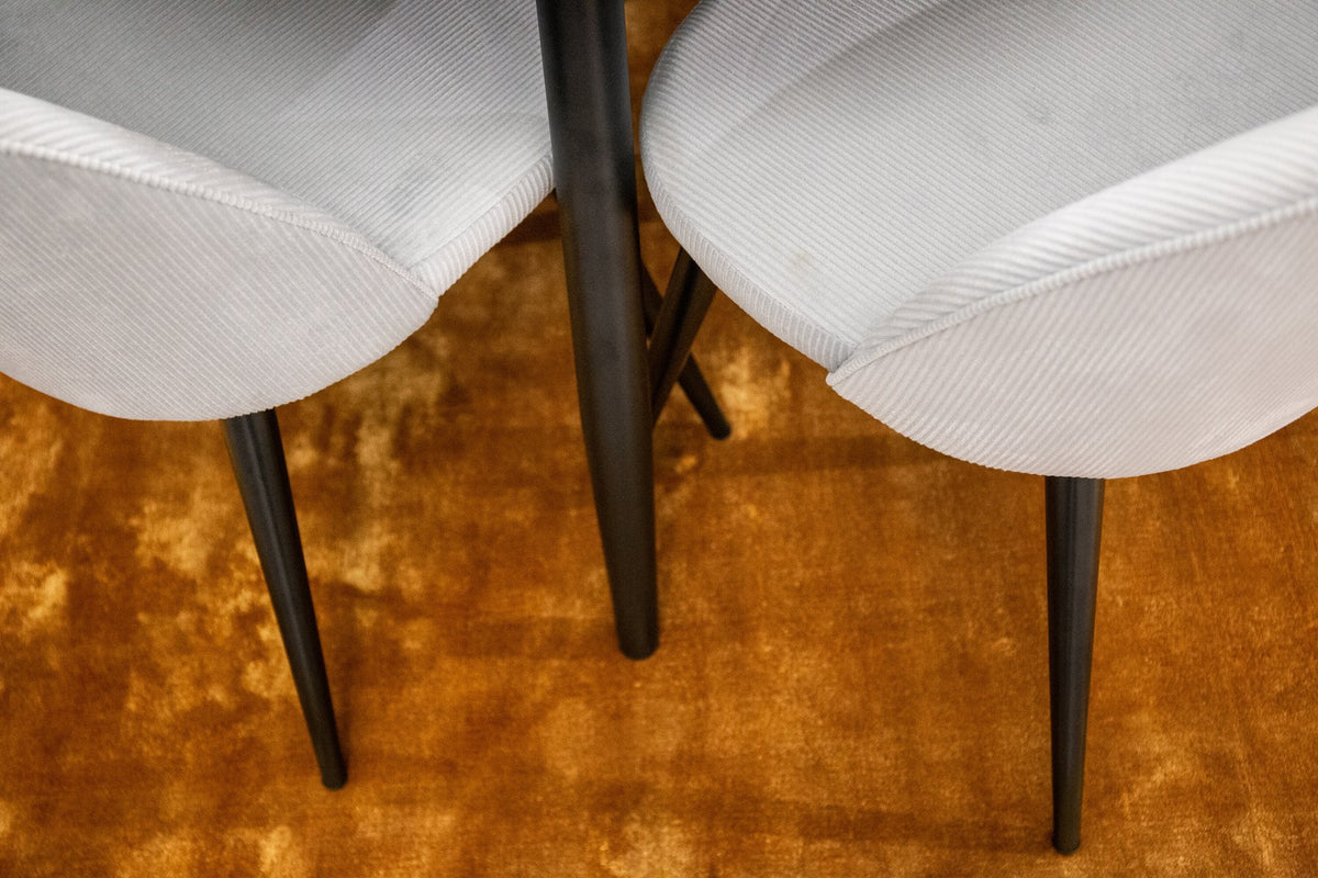 Esszimmer Set Plaza mit Stuhl Velvet von Venture Home: Esstisch aus MDF mit Stahlgestell in Schwarz, dazu vier gepolsterte Stühle.