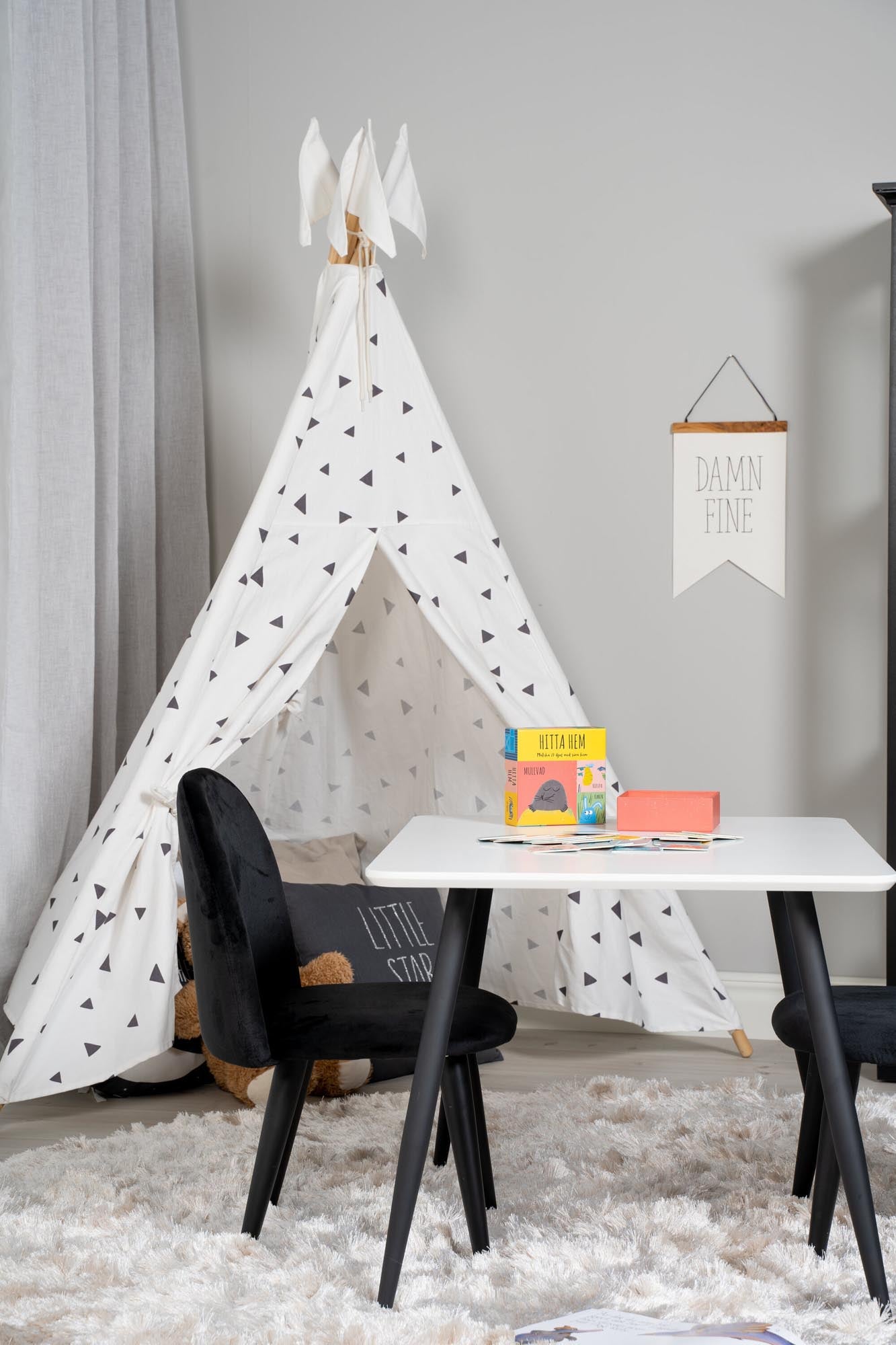 Modernes Esszimmer Set Polar mit stilvollen Velvet-Stühlen.