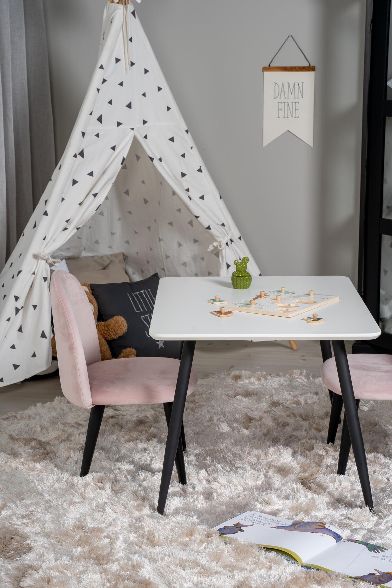 Modernes Esszimmer Set Polar mit stilvollen Velvet-Stühlen.
