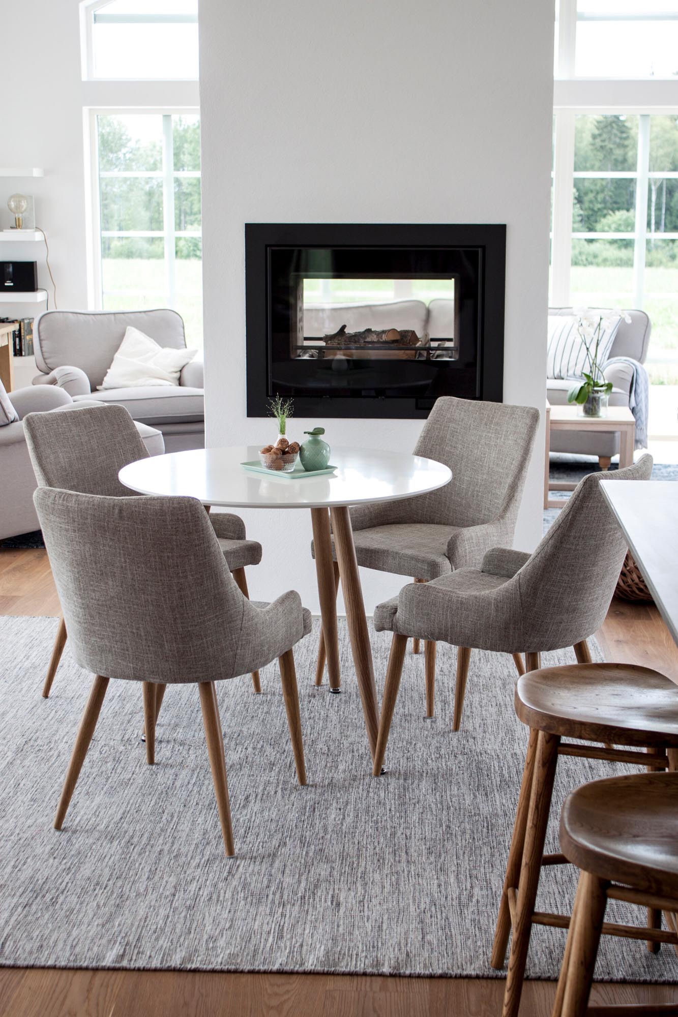 Elegantes Esszimmer Set Polar mit Plaza Stühlen von Venture Home.