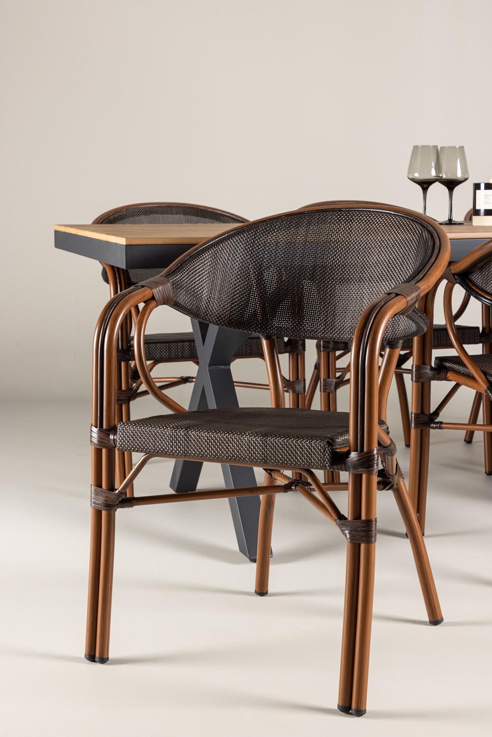 Garcia Gartentisch Set + Vila Real in Schwarz/Schwarz/Braun präsentiert im Onlineshop von KAQTU Design AG. Gartentischset ist von Venture Home