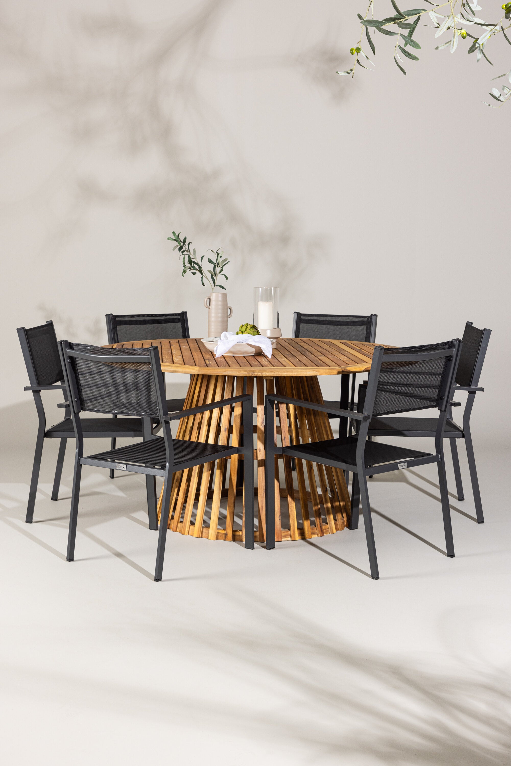 Tucumán Gartentisch Set rund + 6 x Copacabana in Natur/Schwarz präsentiert im Onlineshop von KAQTU Design AG. Gartentischset ist von Venture Home