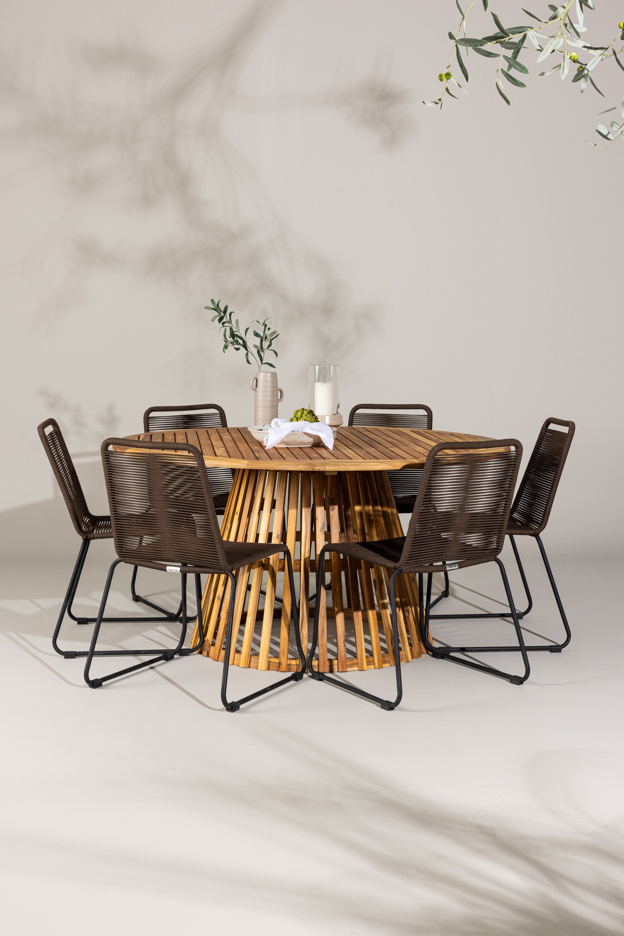 Tucumán Gartentisch Set rund + 6 x Lindos in Natur/Schwarz/Braun präsentiert im Onlineshop von KAQTU Design AG. Gartentischset ist von Venture Home