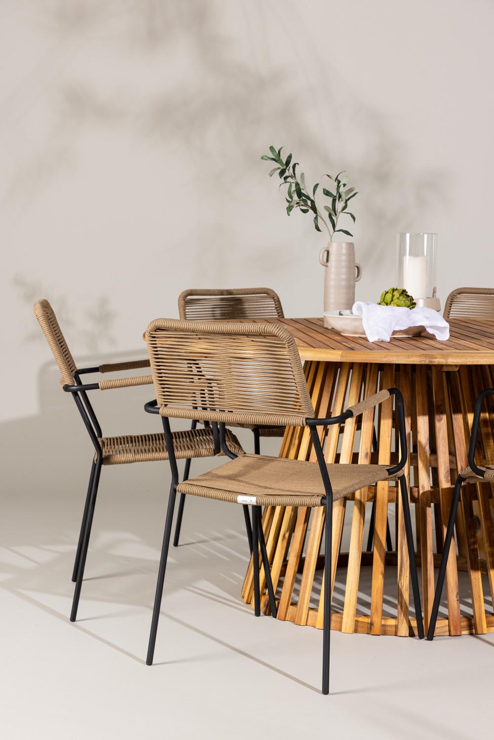 Tucumán Gartentisch Set rund + 6 x Lindos in Natur/Schwarz/Latte präsentiert im Onlineshop von KAQTU Design AG. Gartentischset ist von Venture Home