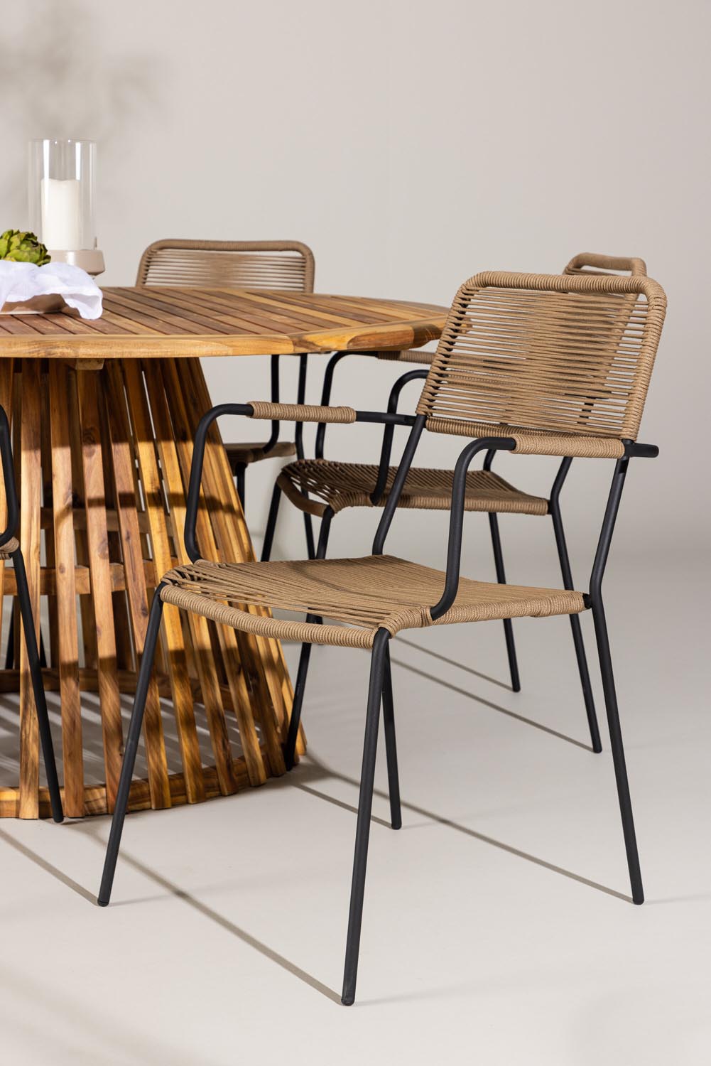 Tucumán Gartentisch Set rund + 6 x Lindos in Natur/Schwarz/Latte präsentiert im Onlineshop von KAQTU Design AG. Gartentischset ist von Venture Home