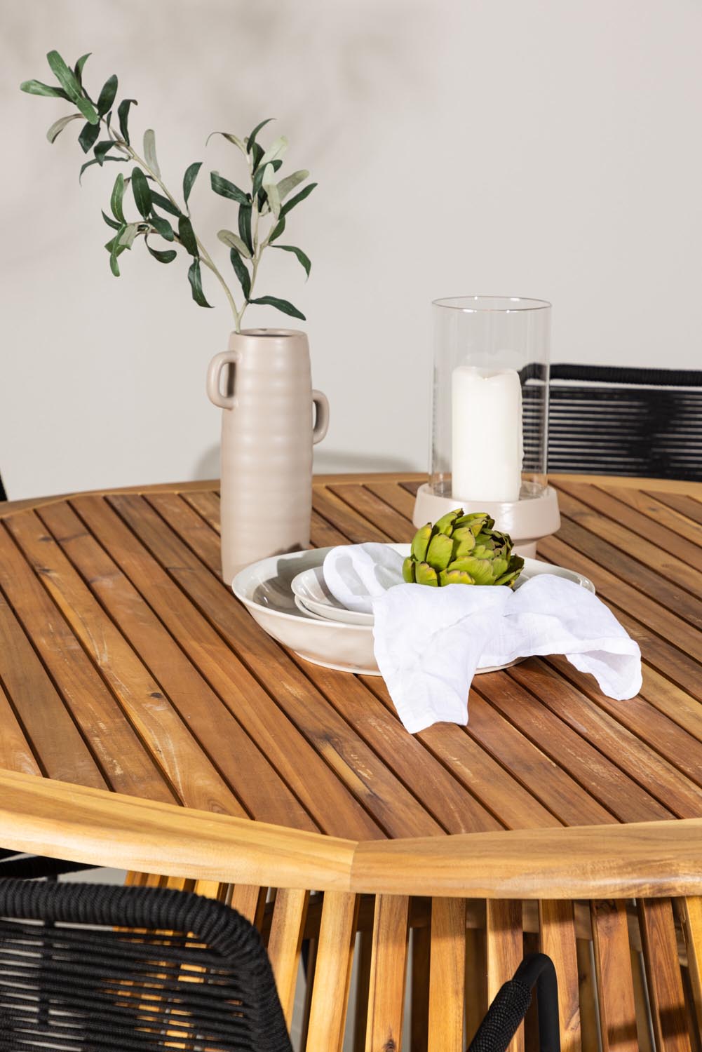 Tucumán Gartentisch Set rund + 6 x Lindos in Natur/Schwarz präsentiert im Onlineshop von KAQTU Design AG. Gartentischset ist von Venture Home